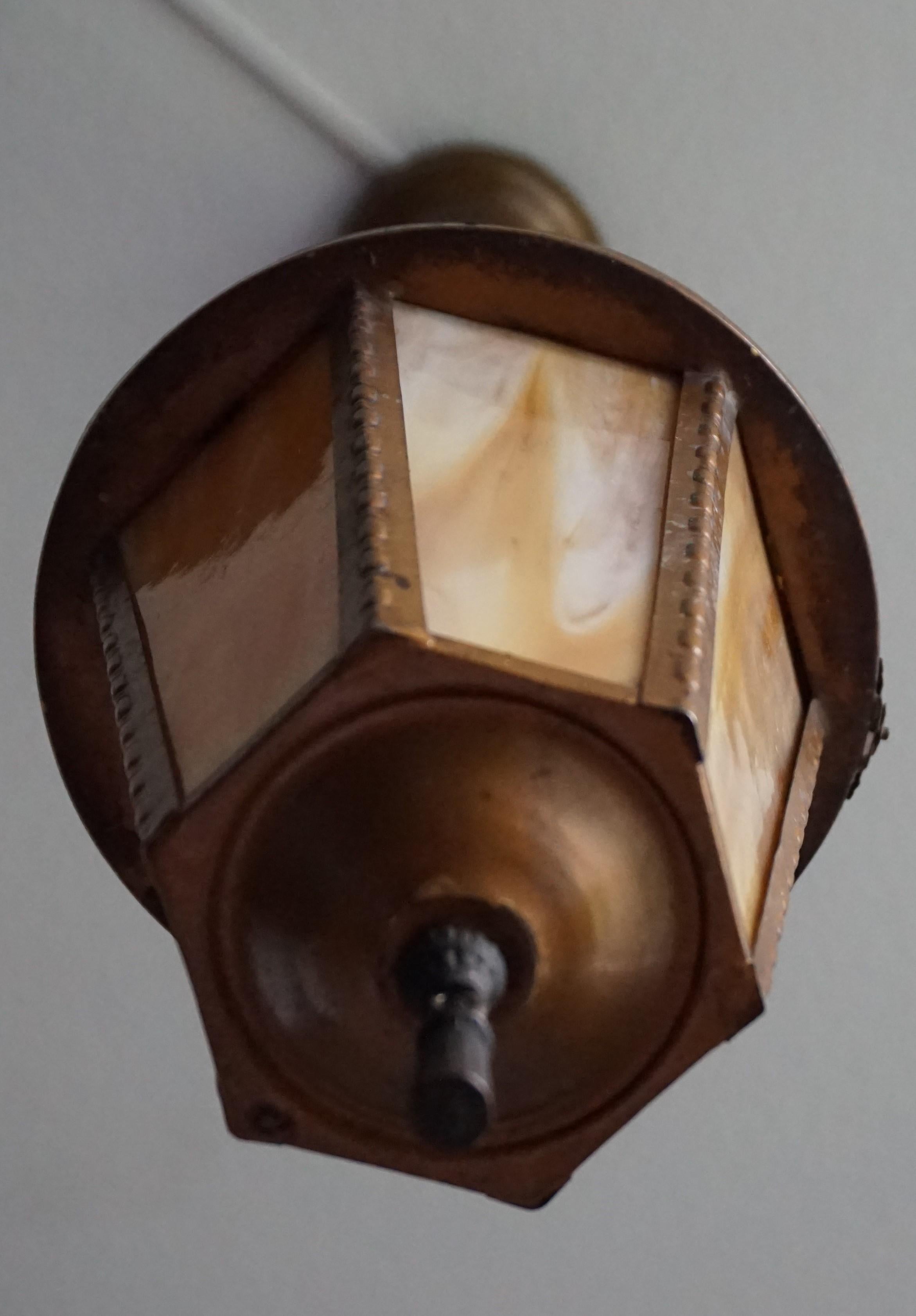 Frühe Kirchenanhängerleuchte aus goldbraunem Metall und Tiffany-Glas, frühe 1900er Jahre (20. Jahrhundert) im Angebot