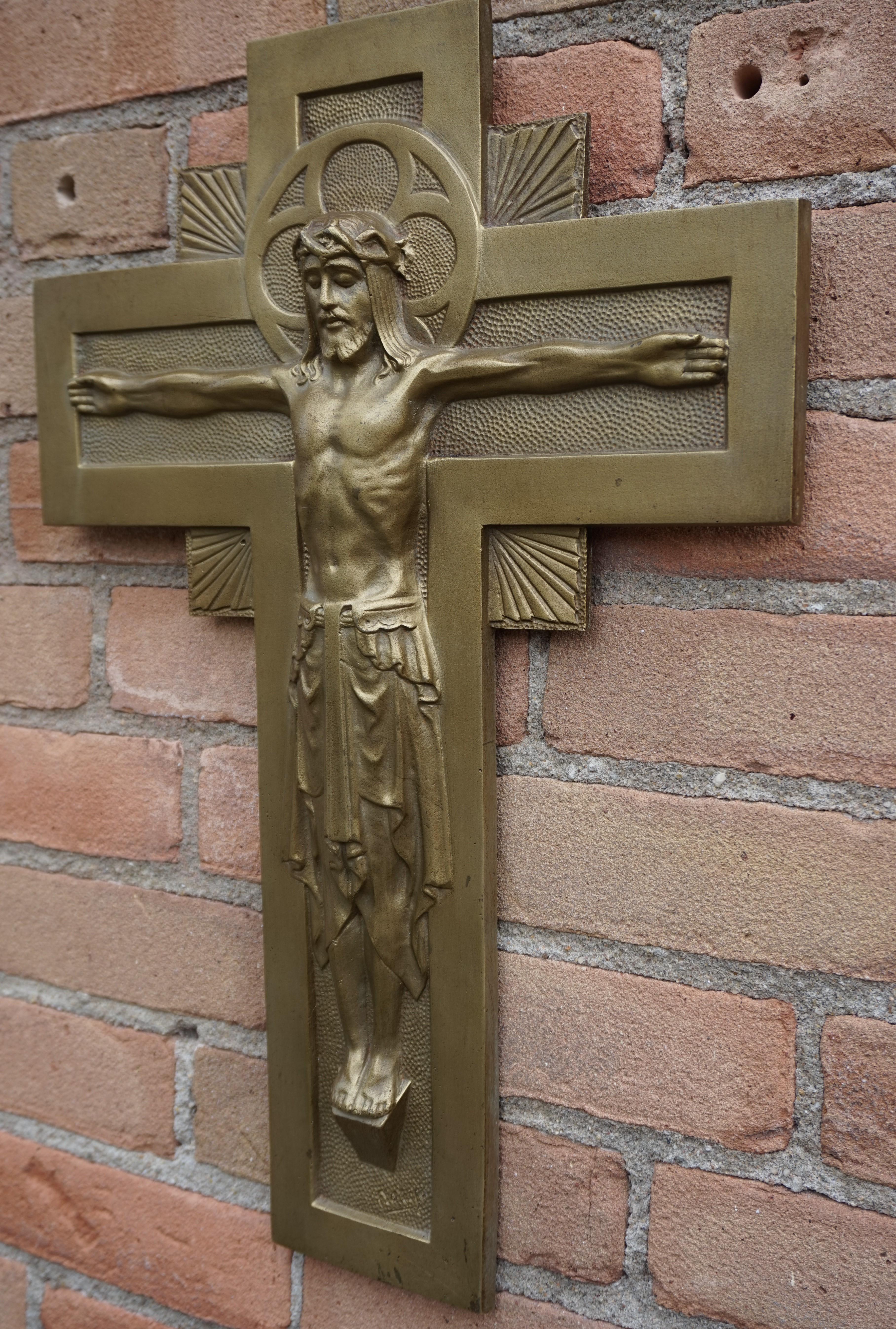 Crucifix mural en bronze de style néo-gothique du début du 20e siècle par le sculpteur Sylvain Norga 3