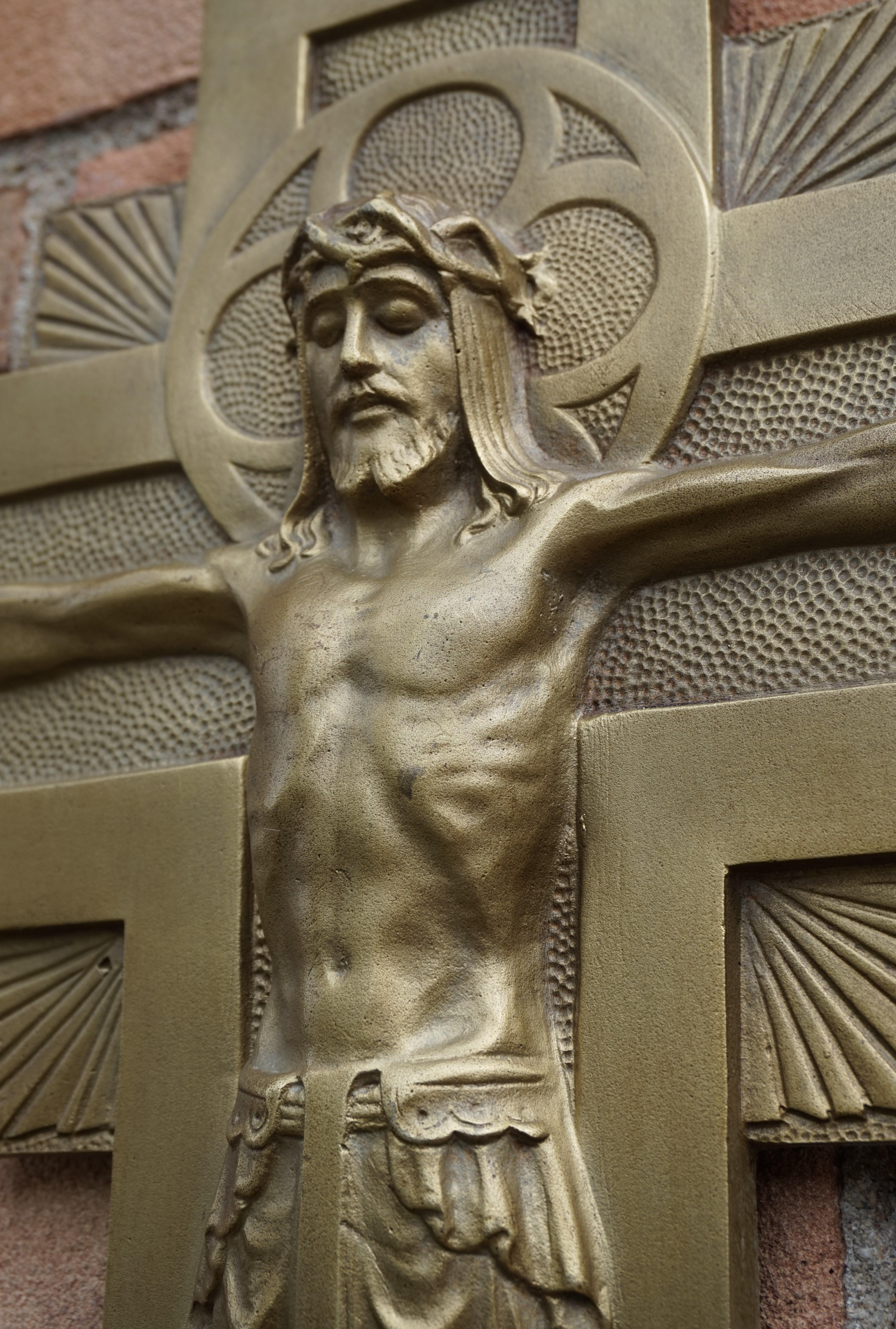 Crucifix mural en bronze de style néo-gothique du début du 20e siècle par le sculpteur Sylvain Norga 4