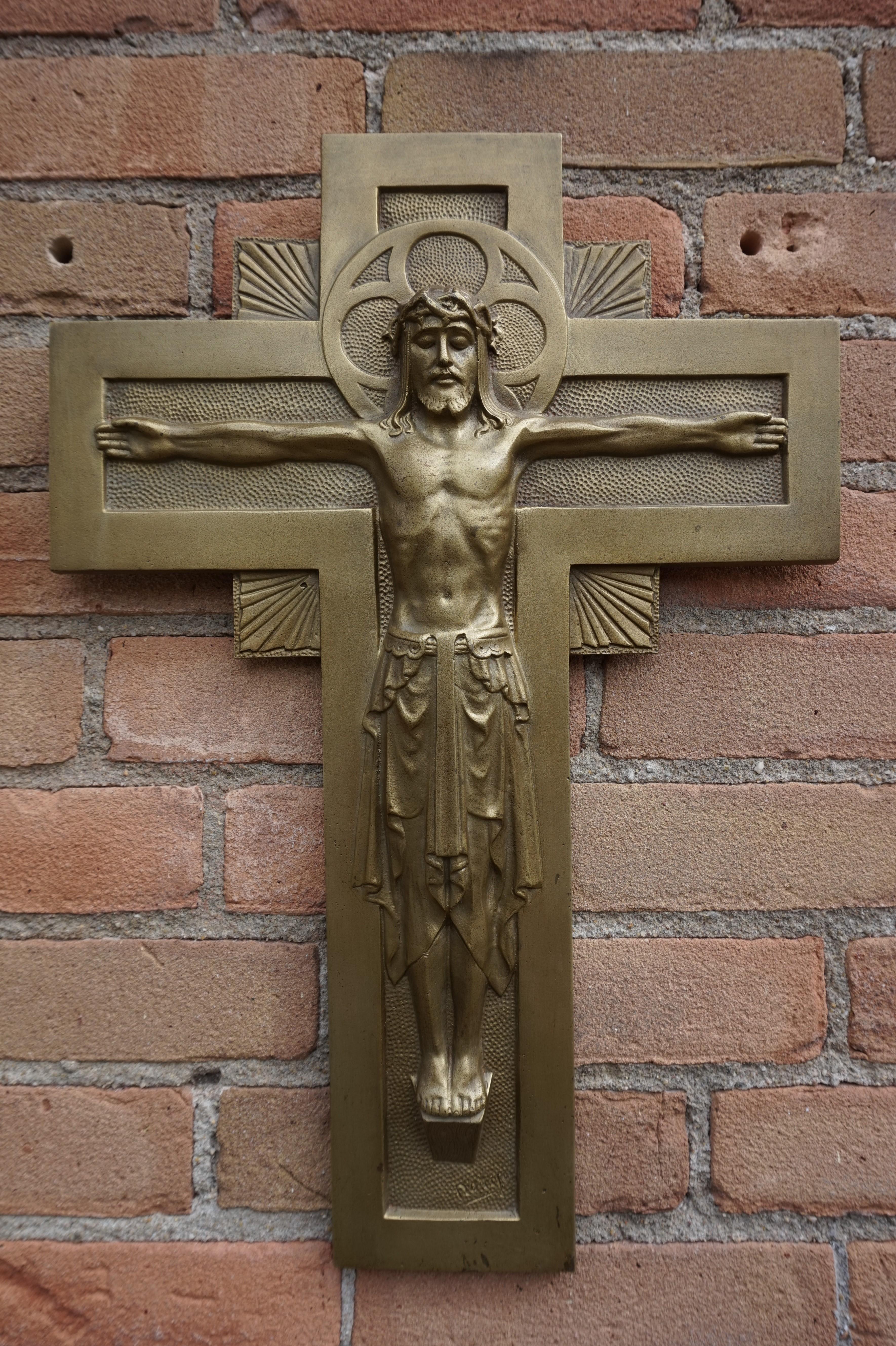 Crucifix mural en bronze de style néo-gothique du début du 20e siècle par le sculpteur Sylvain Norga 5