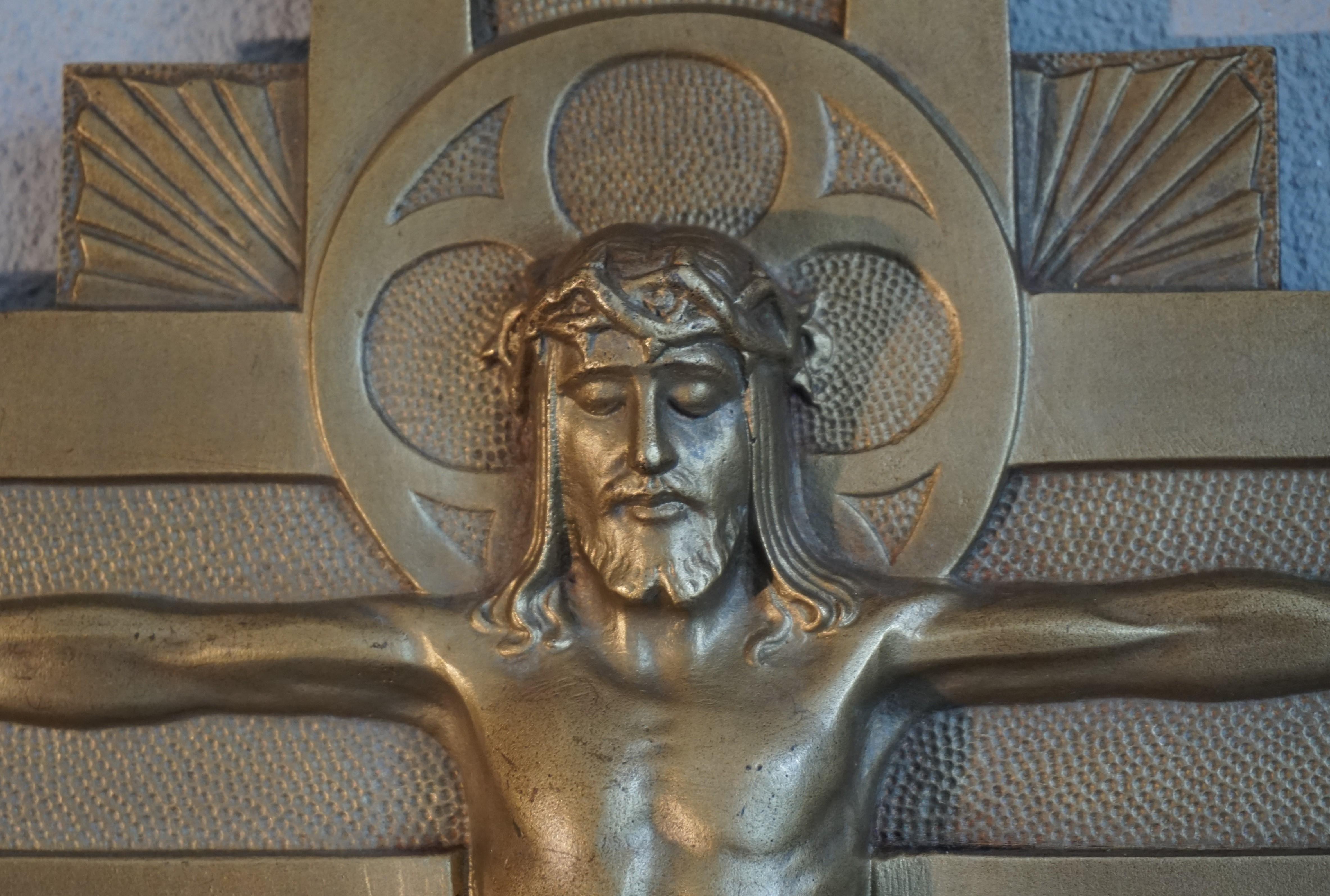 Crucifix mural en bronze de style néo-gothique du début du 20e siècle par le sculpteur Sylvain Norga 6