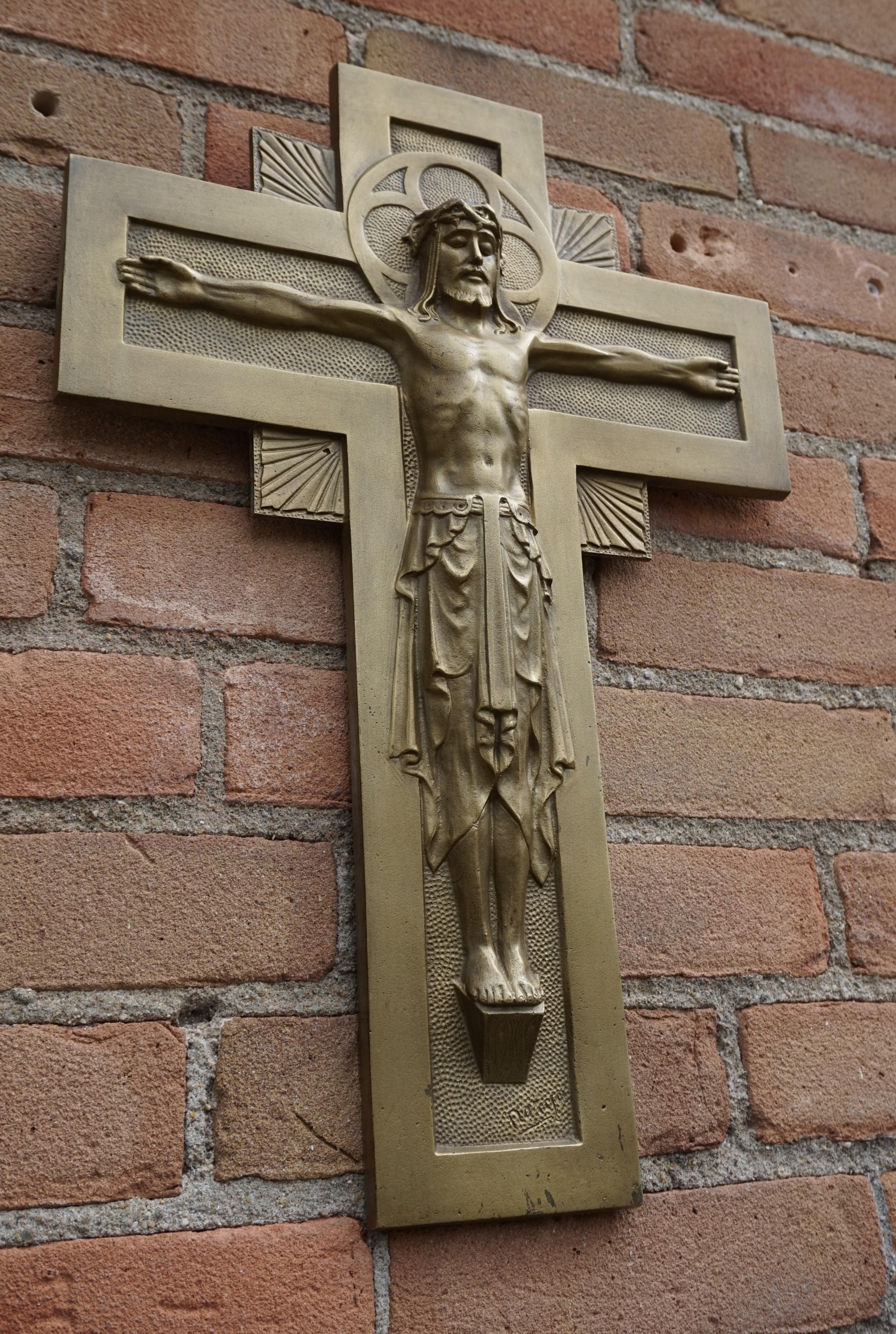 Crucifix mural en bronze de style néo-gothique du début du 20e siècle par le sculpteur Sylvain Norga 7