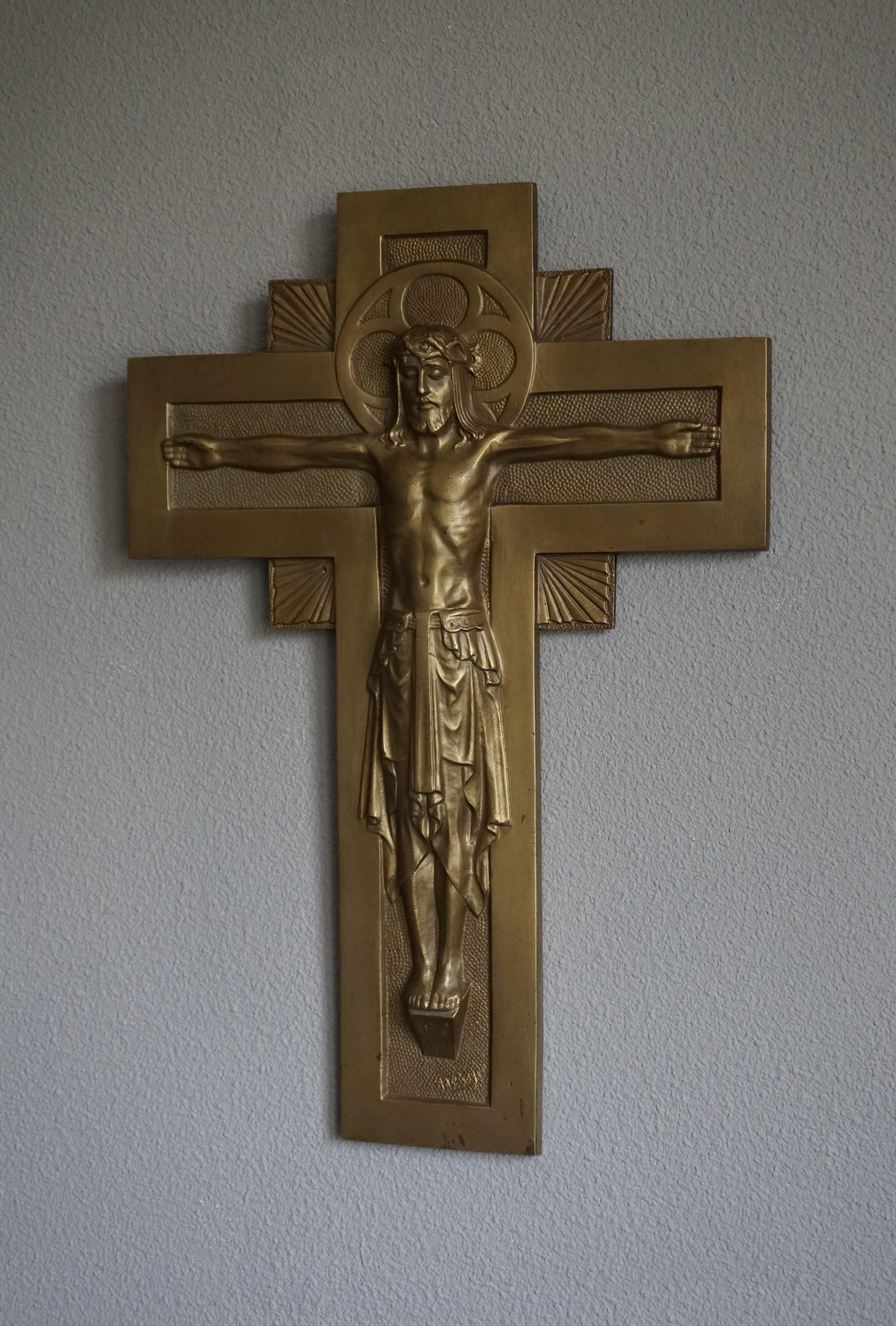 Rare et beau Christ en bronze avec une auréole gothique. 

Certains crucifix sont accompagnés de sculptures du Christ dans une terrible agonie:: mais le visage détaillé sous la couronne d'épines de ce Christ ne reflète rien d'autre que la pièce et