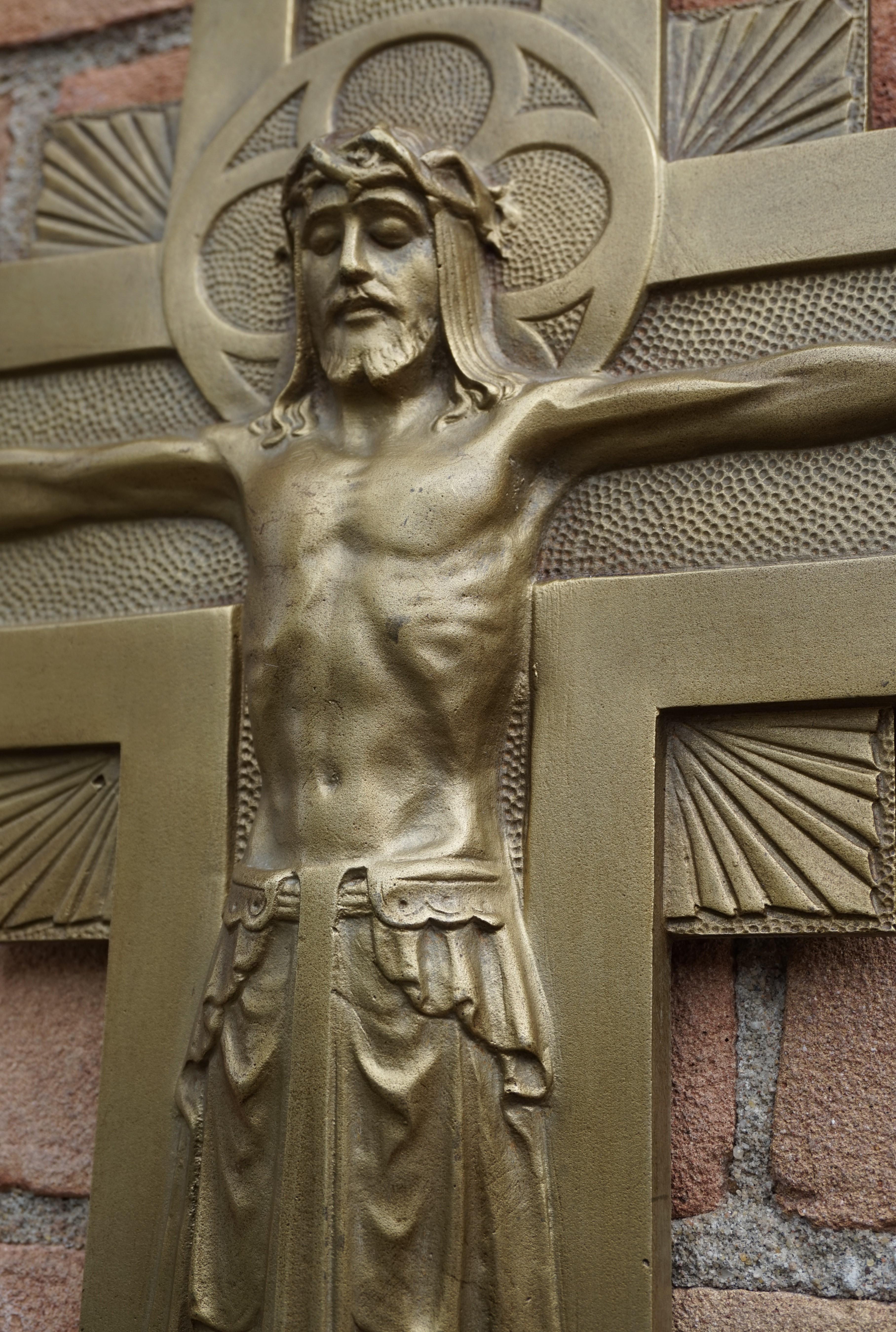 Néo-gothique Crucifix mural en bronze de style néo-gothique du début du 20e siècle par le sculpteur Sylvain Norga