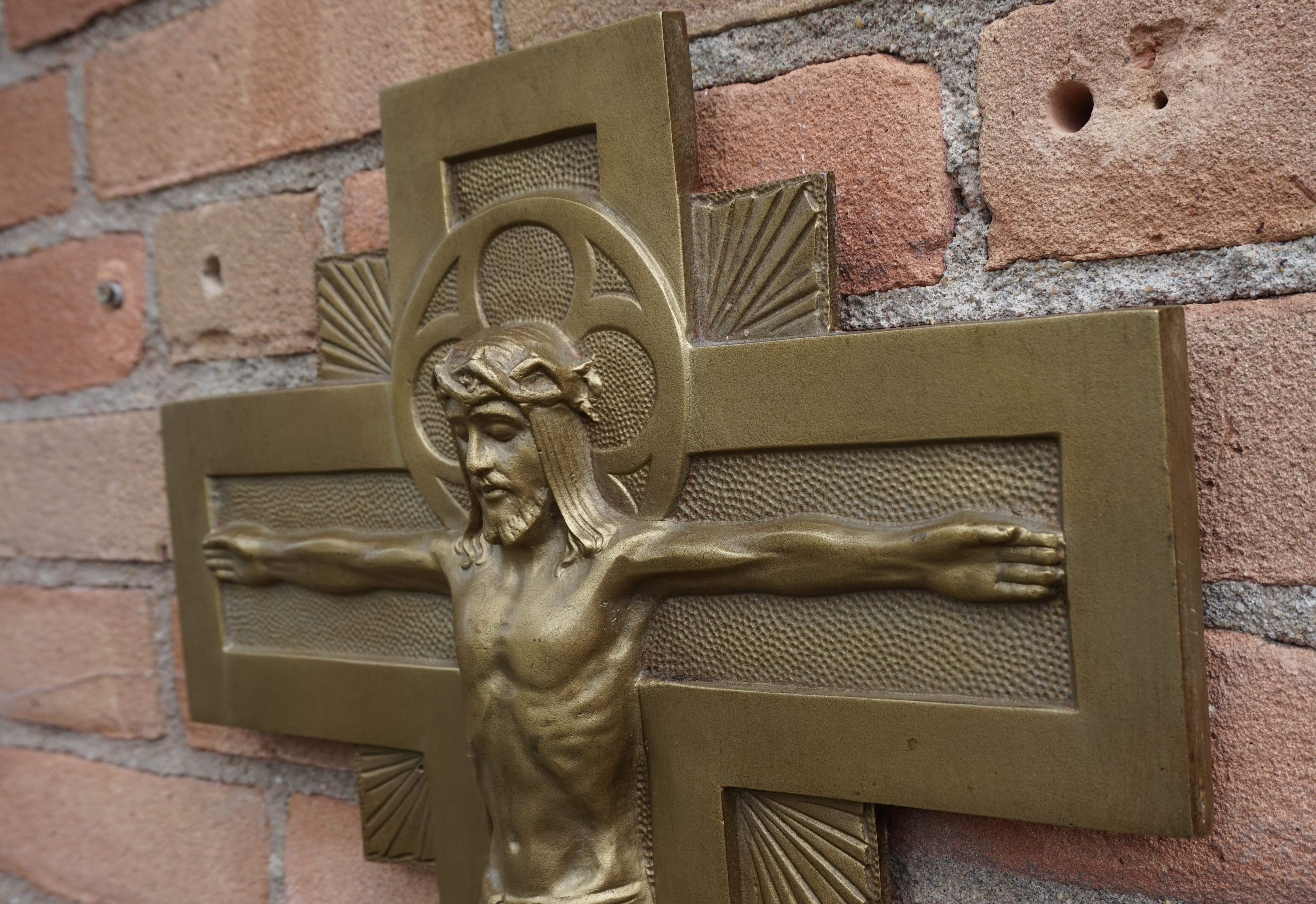 Belge Crucifix mural en bronze de style néo-gothique du début du 20e siècle par le sculpteur Sylvain Norga
