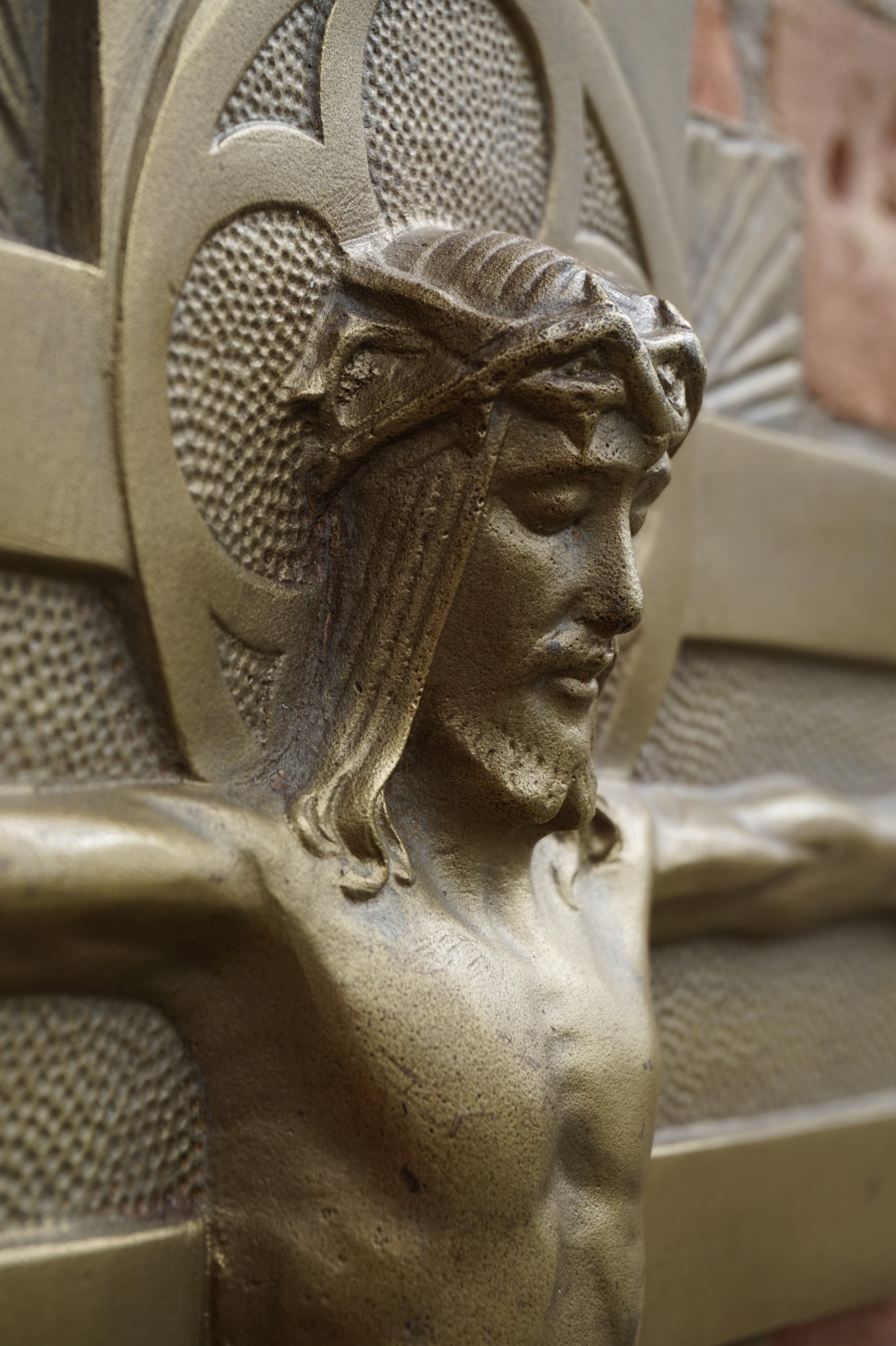 Fait main Crucifix mural en bronze de style néo-gothique du début du 20e siècle par le sculpteur Sylvain Norga