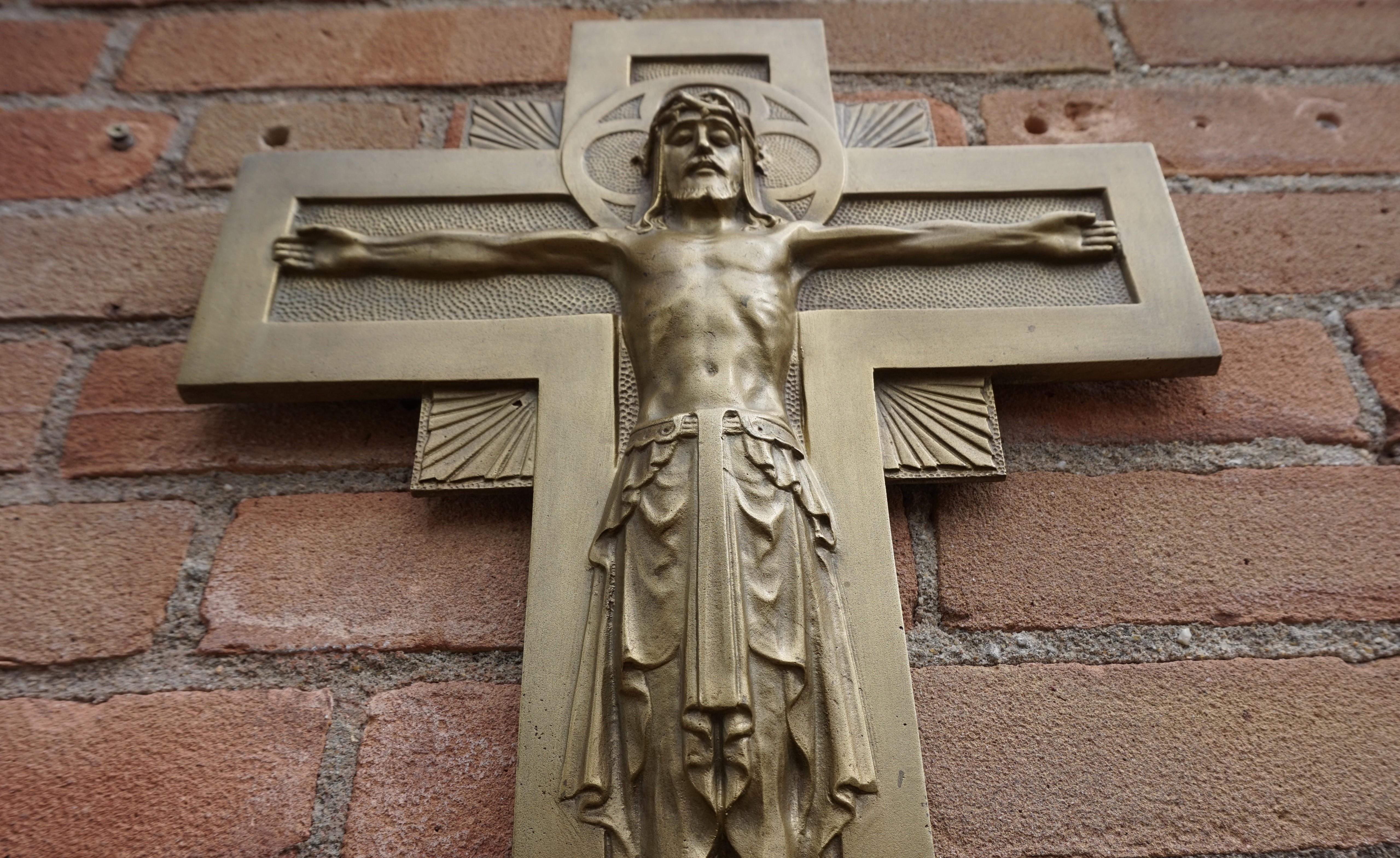 Crucifix mural en bronze de style néo-gothique du début du 20e siècle par le sculpteur Sylvain Norga Bon état à Lisse, NL