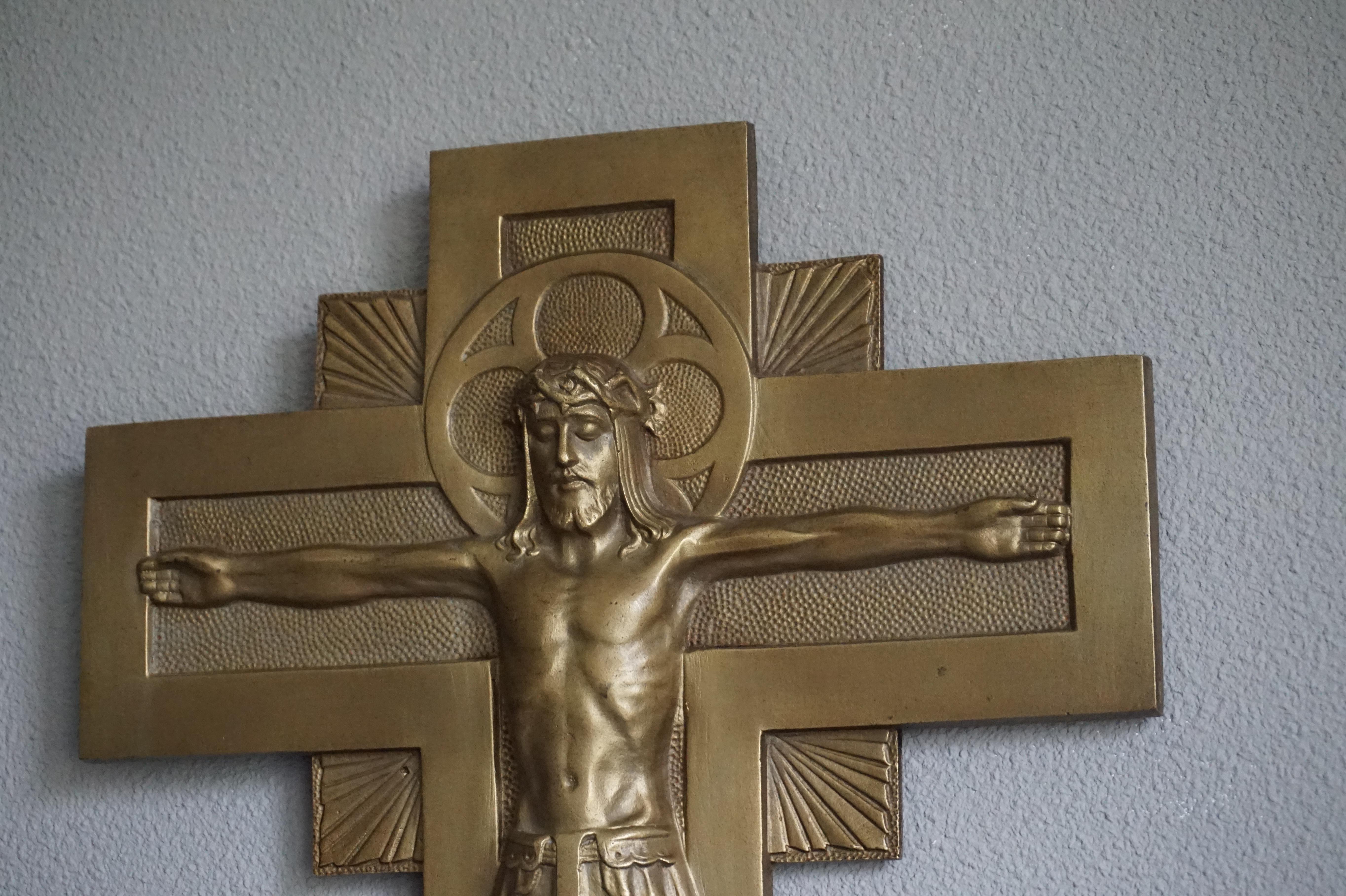 20ième siècle Crucifix mural en bronze de style néo-gothique du début du 20e siècle par le sculpteur Sylvain Norga