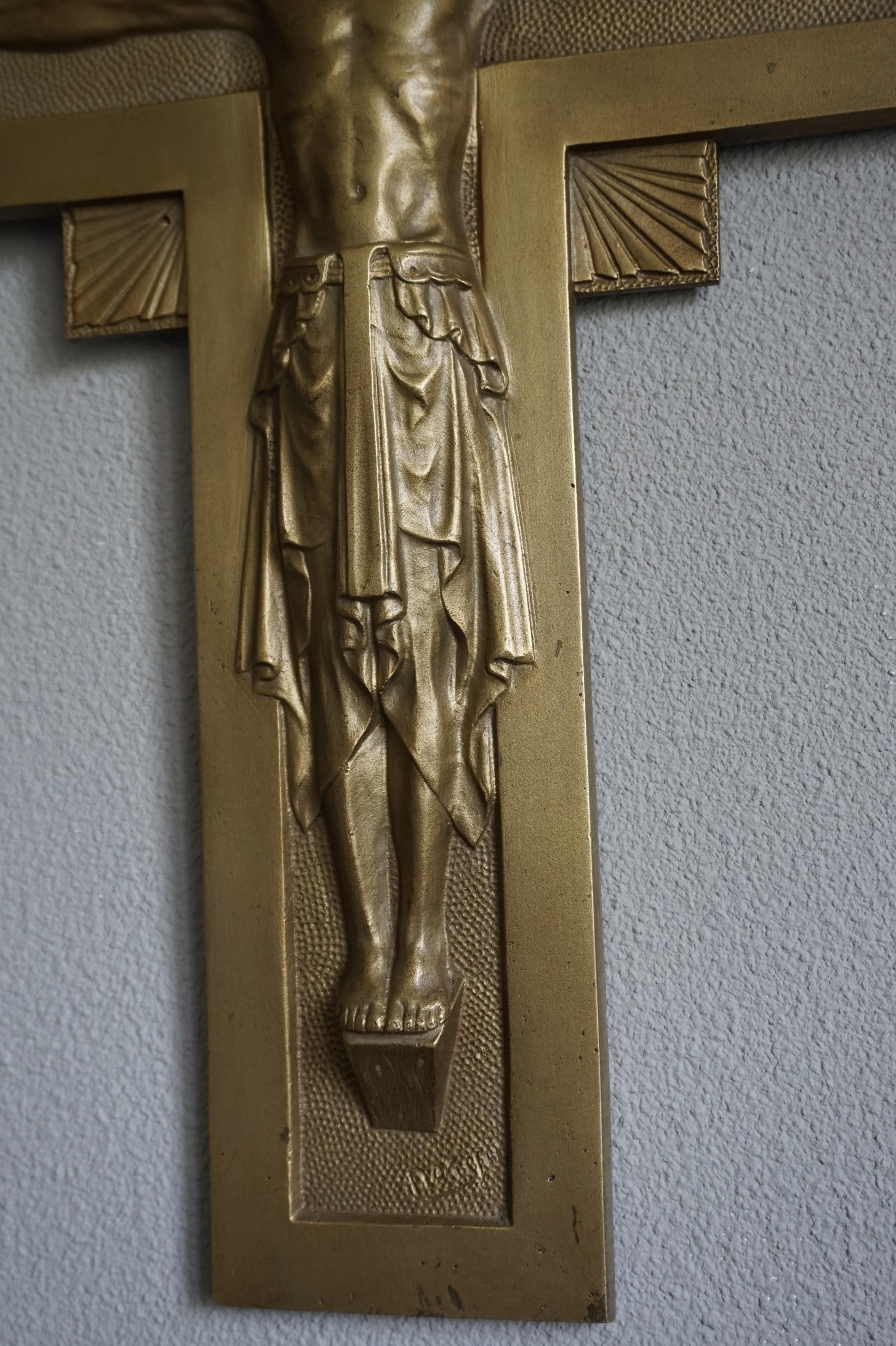 Bronze Crucifix mural en bronze de style néo-gothique du début du 20e siècle par le sculpteur Sylvain Norga
