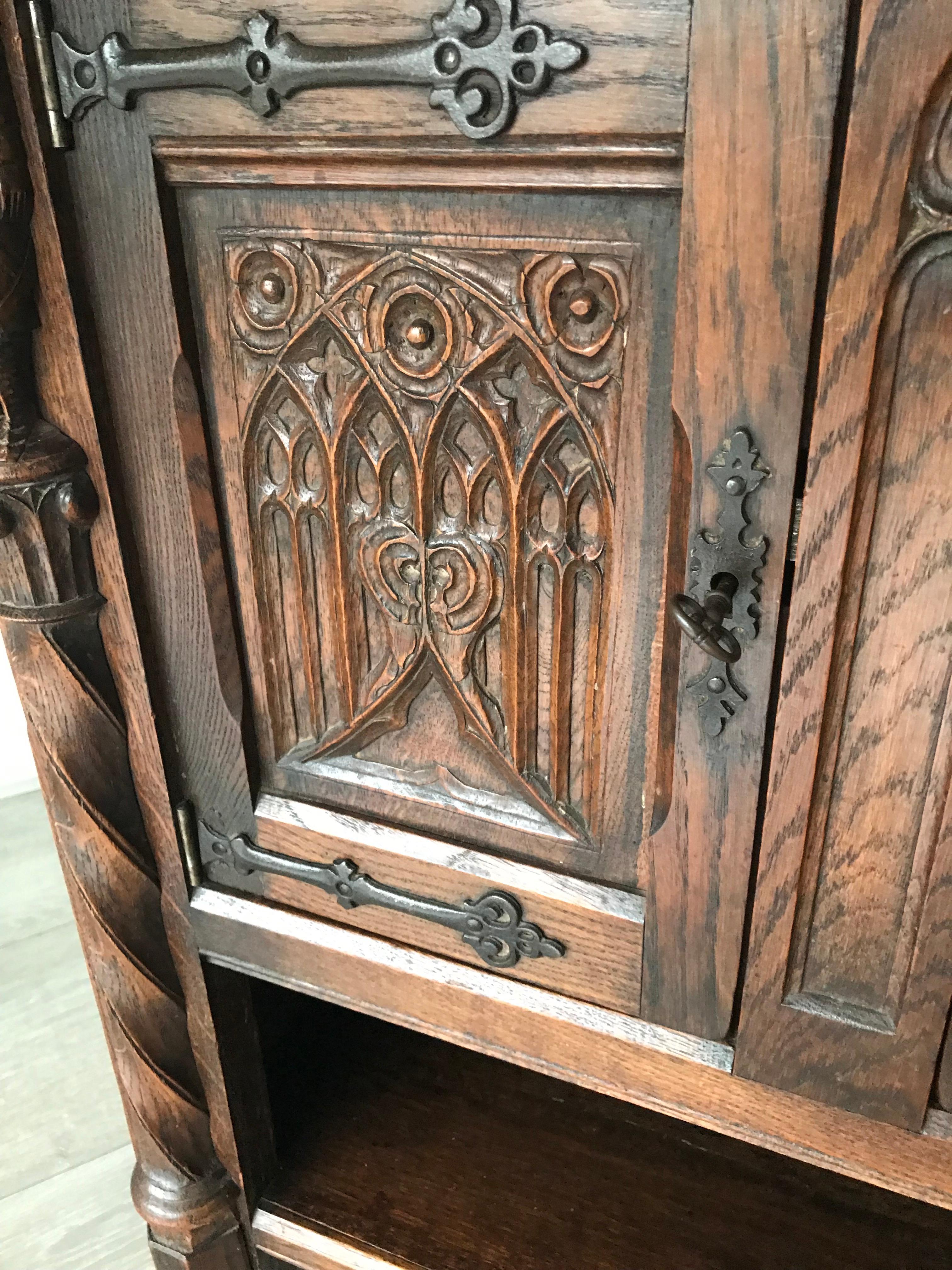Early 20th Century Gothic Revival Carved Oak Drinks Cabinet / Dry Bar W. Knights In Good Condition In Lisse, NL