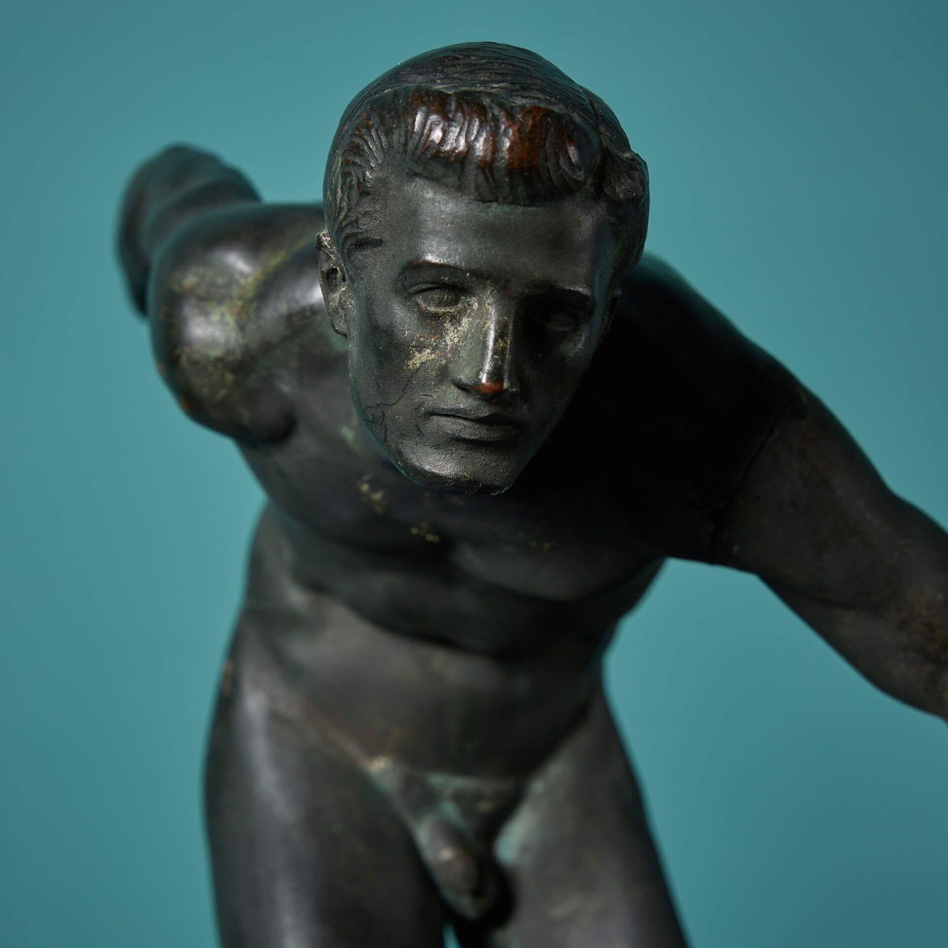 Début du 20e siècle Figure en bronze de style Grand Tour lançant un rocher État moyen - En vente à Wormelow, Herefordshire