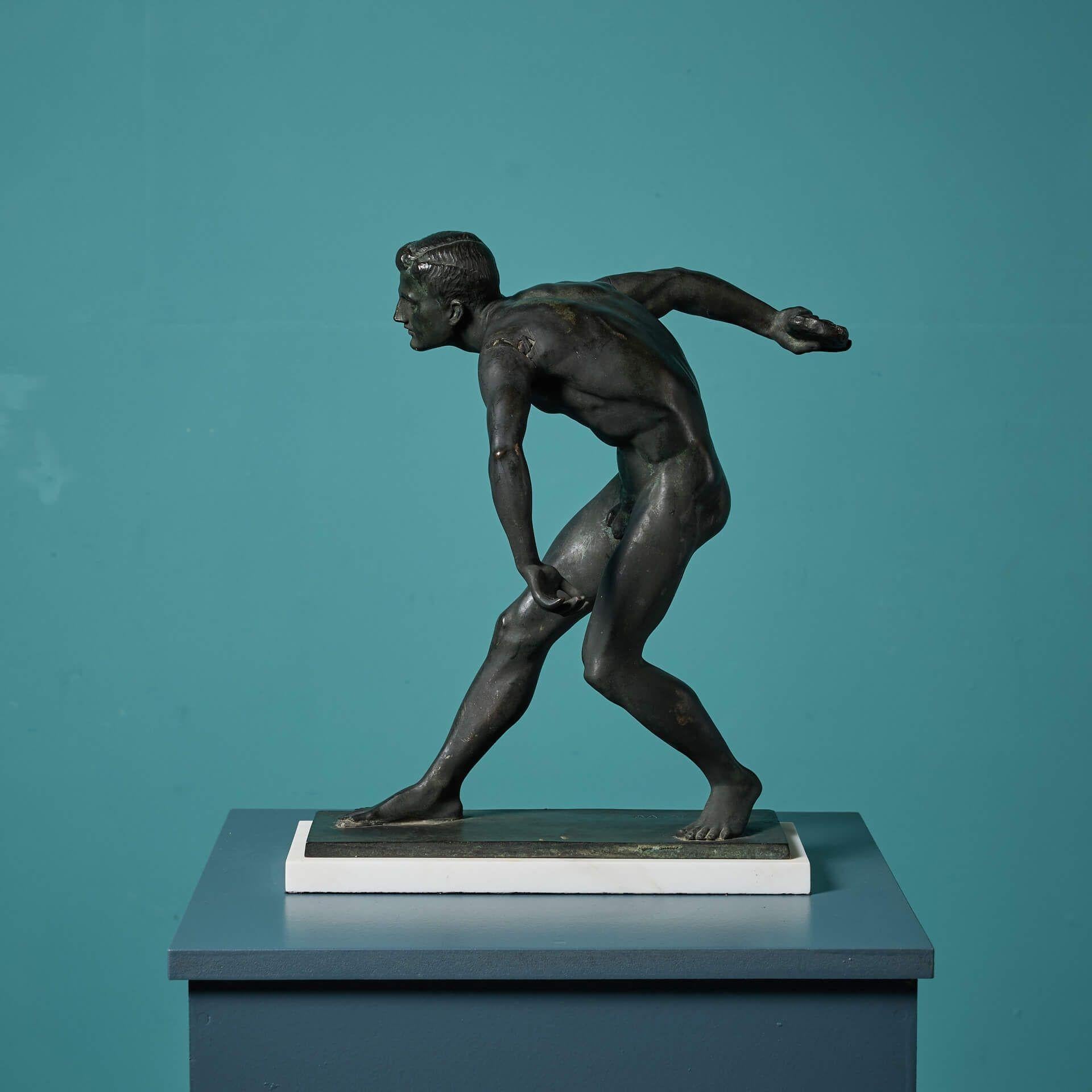 20ième siècle Début du 20e siècle Figure en bronze de style Grand Tour lançant un rocher en vente