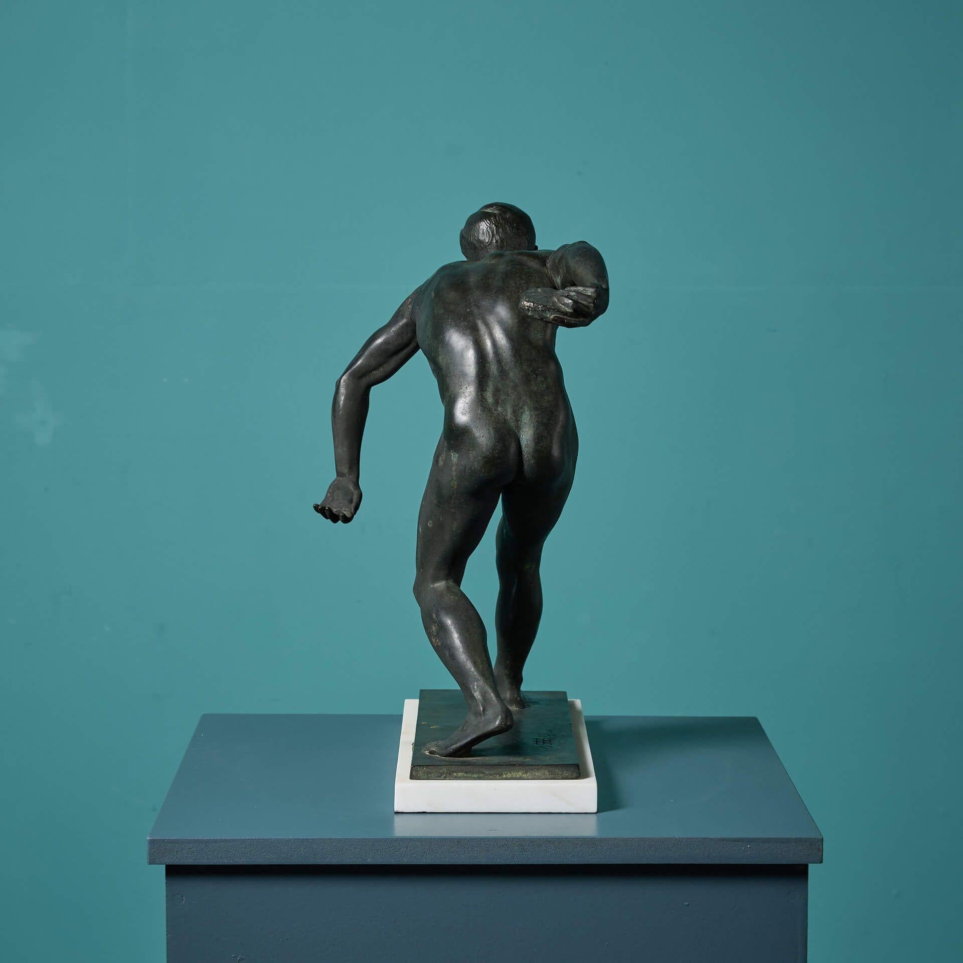 Métal Début du 20e siècle Figure en bronze de style Grand Tour lançant un rocher en vente