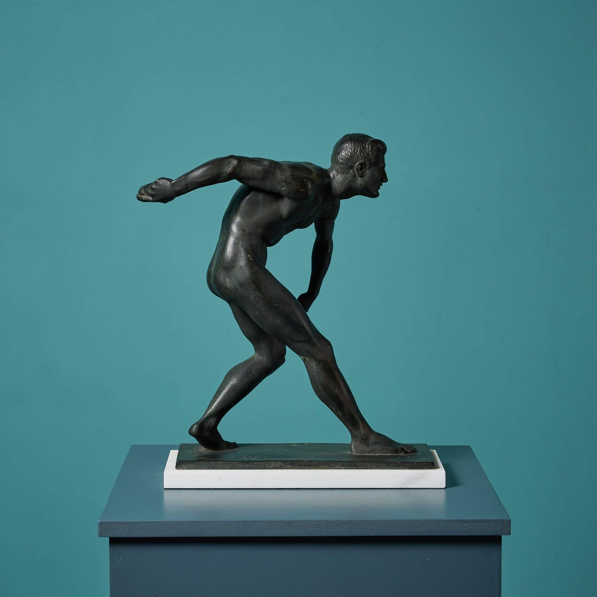 Début du 20e siècle Figure en bronze de style Grand Tour lançant un rocher en vente