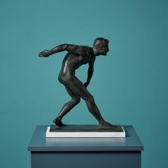 Début du 20e siècle Figure en bronze de style Grand Tour lançant un rocher