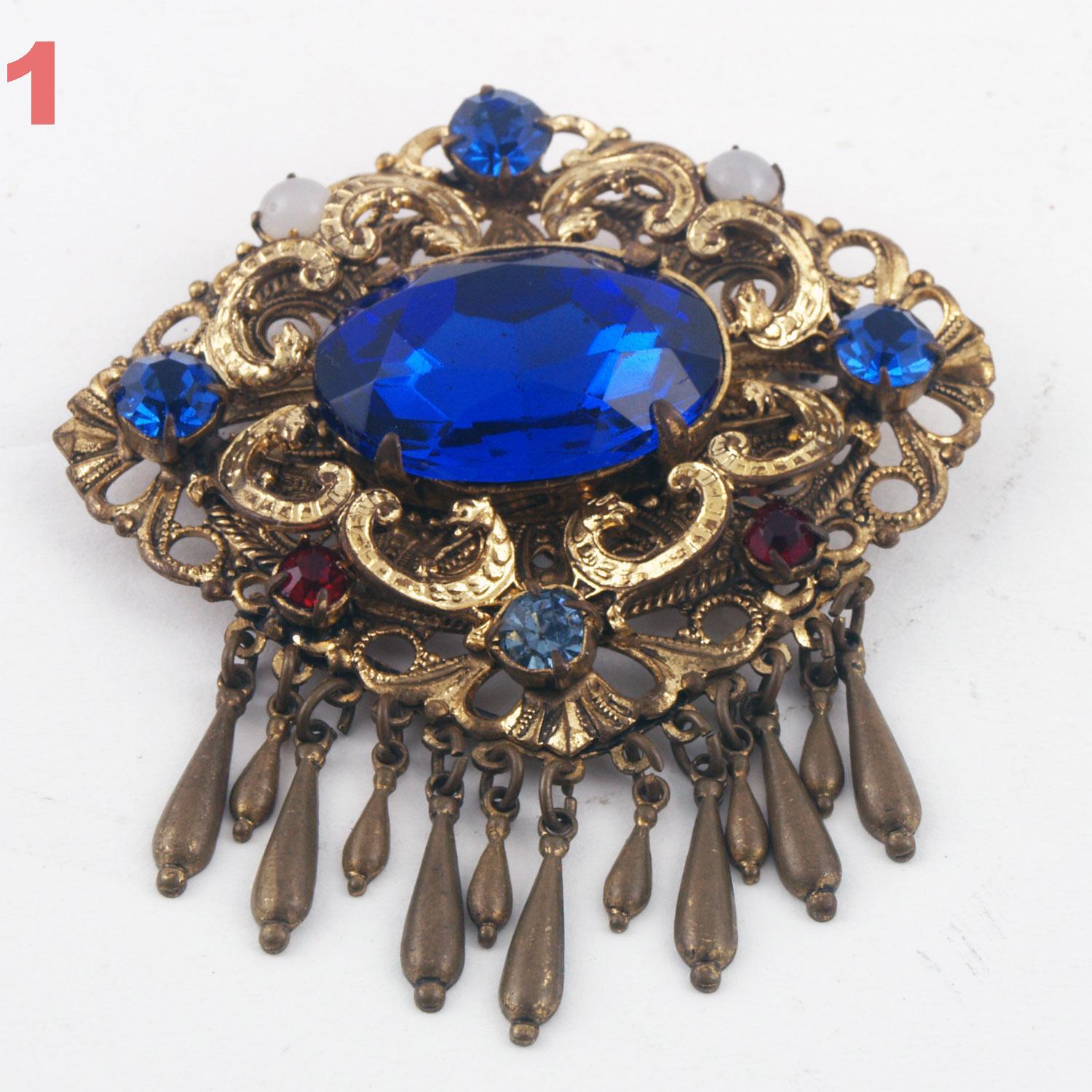 Début du 20e siècle, broches ou broches de grand-mère, Art Nouveau, pierres dures, perles, zircons, cristal coloré travaillé en diamant, montées sur métal doré ou filigrane ; aiguille d'attache avec sécurité.
De grand charme, brillants, tous en bon