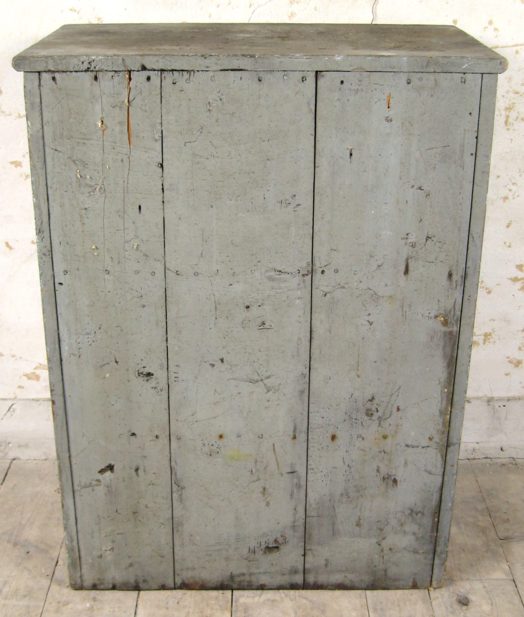 Early 20th Century Gray Primitive Blind door painted cupboard For Sale 6