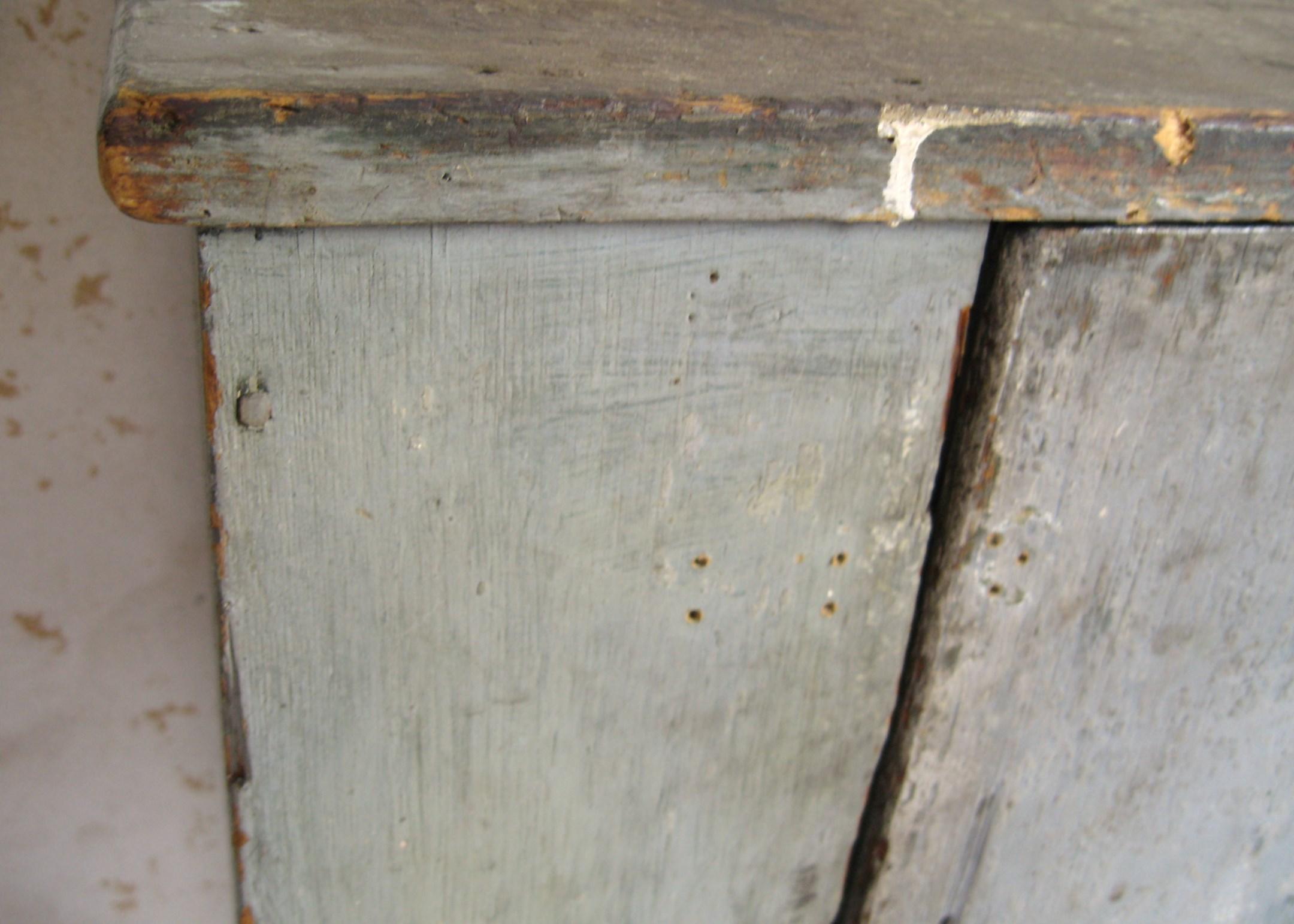 Grauer primitiver Blindtürenschrank des frühen 20. Jahrhunderts, grau lackiert im Zustand „Relativ gut“ im Angebot in Wallkill, NY