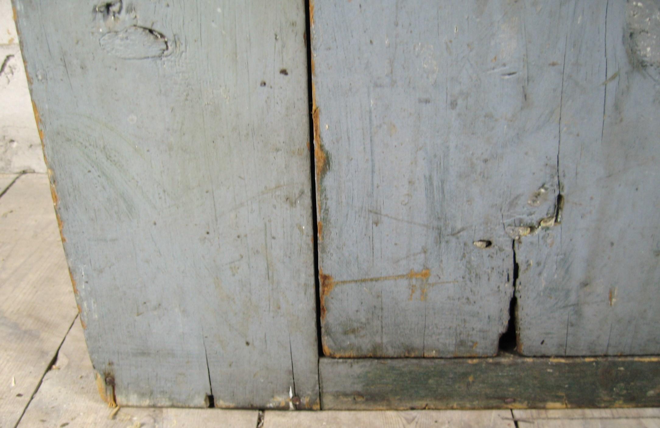 Début du 20ème siècle Primitive grise Armoire peinte à porte aveugle en vente 1