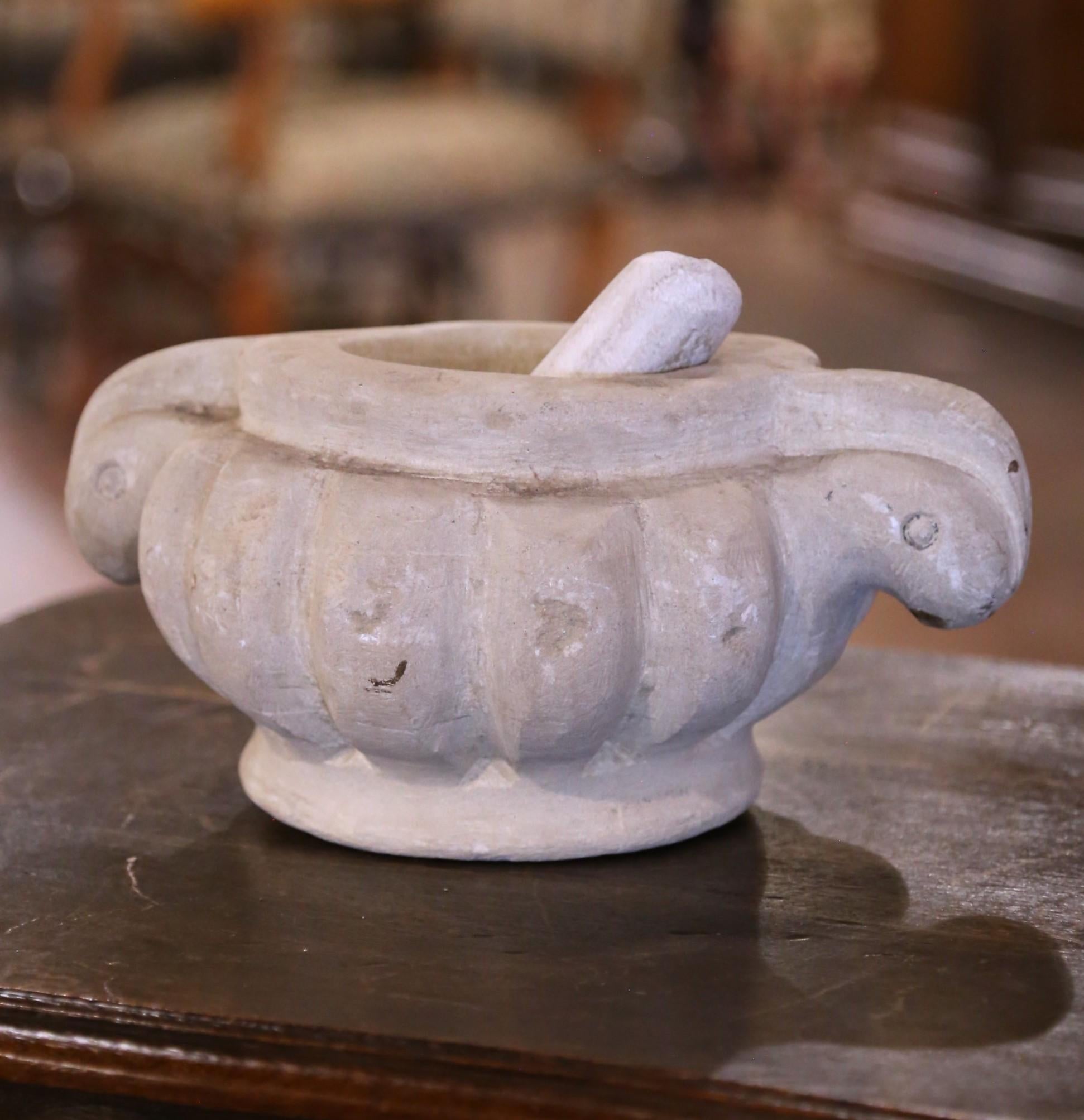 Broyez les épices dans votre cuisine avec ce mortier en pierre blanc antique, sculpté à la main. Créé en Grèce vers 1880, ce mortier et pilon traditionnel est de forme ronde et présente un détail festonné en forme de coquillage. Ce lourd outil de