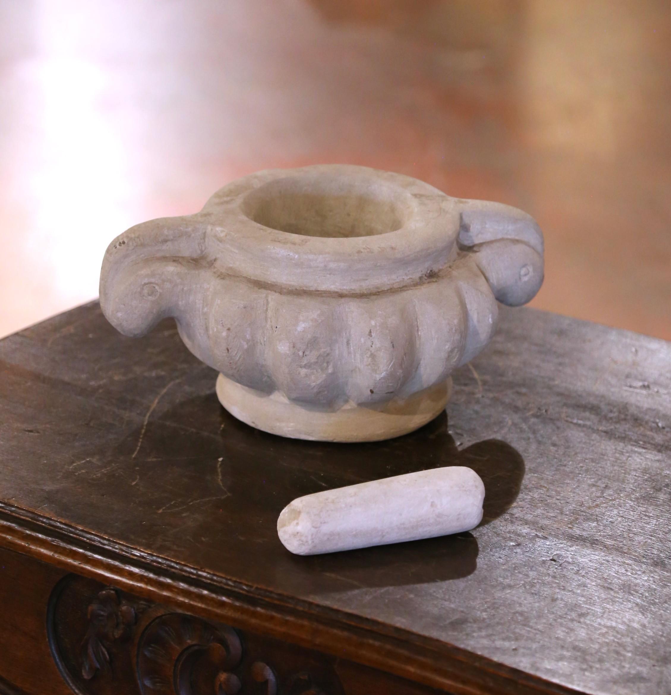 Sculpté à la main Mortier grec du début du 20e siècle en pierre sculptée à la main avec piqûre assortie en vente