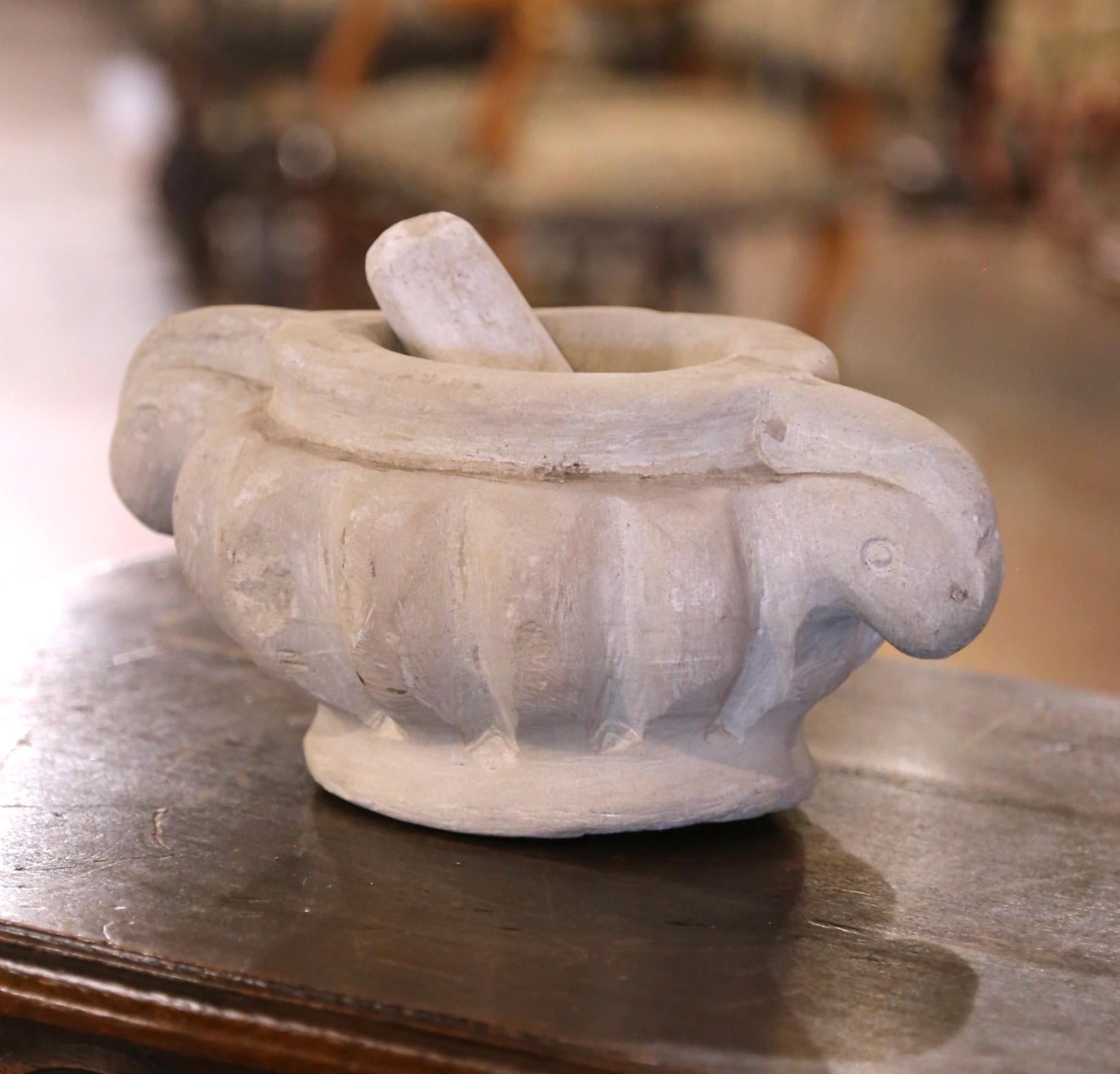 Mortier grec du début du 20e siècle en pierre sculptée à la main avec piqûre assortie Bon état - En vente à Dallas, TX