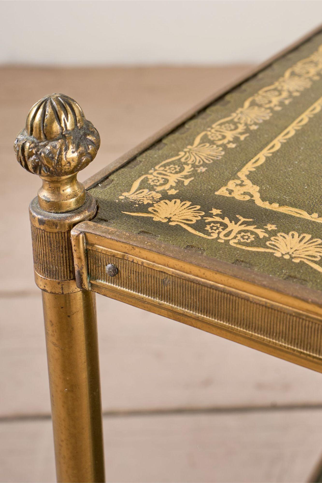 Mesa auxiliar de cuero verde y latón de principios del siglo XX - Rectángulo en Excelente estado para la venta en Malton, GB