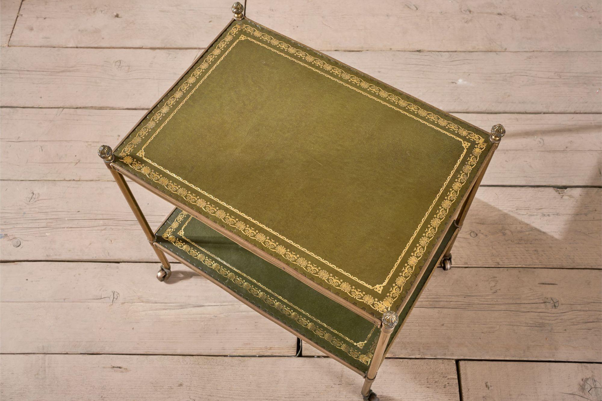 Mesa auxiliar de cuero verde y latón de principios del siglo XX - Rectángulo en venta 1
