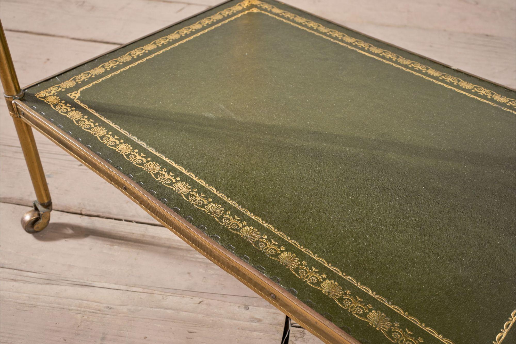 Mesa auxiliar de cuero verde y latón de principios del siglo XX - Rectángulo en venta 2