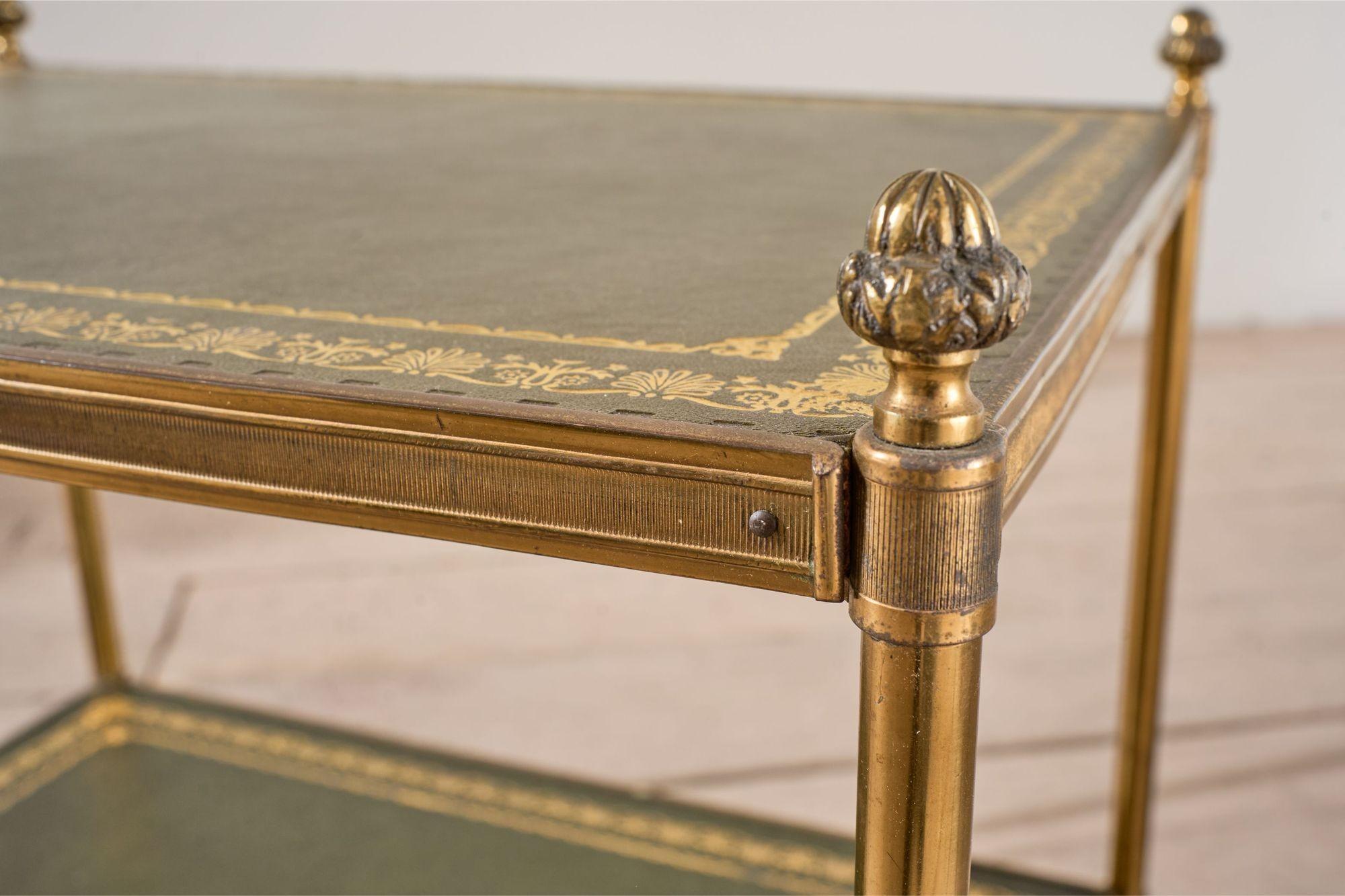 Mesa auxiliar de cuero verde y latón de principios del siglo XX - Rectángulo en venta 3