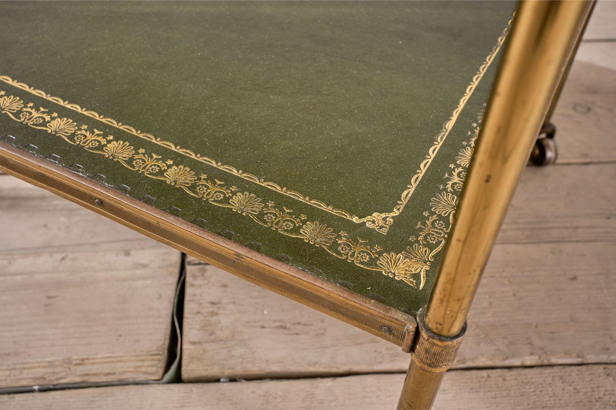 Mesa auxiliar de cuero verde y latón de principios del siglo XX - Rectángulo en venta 4