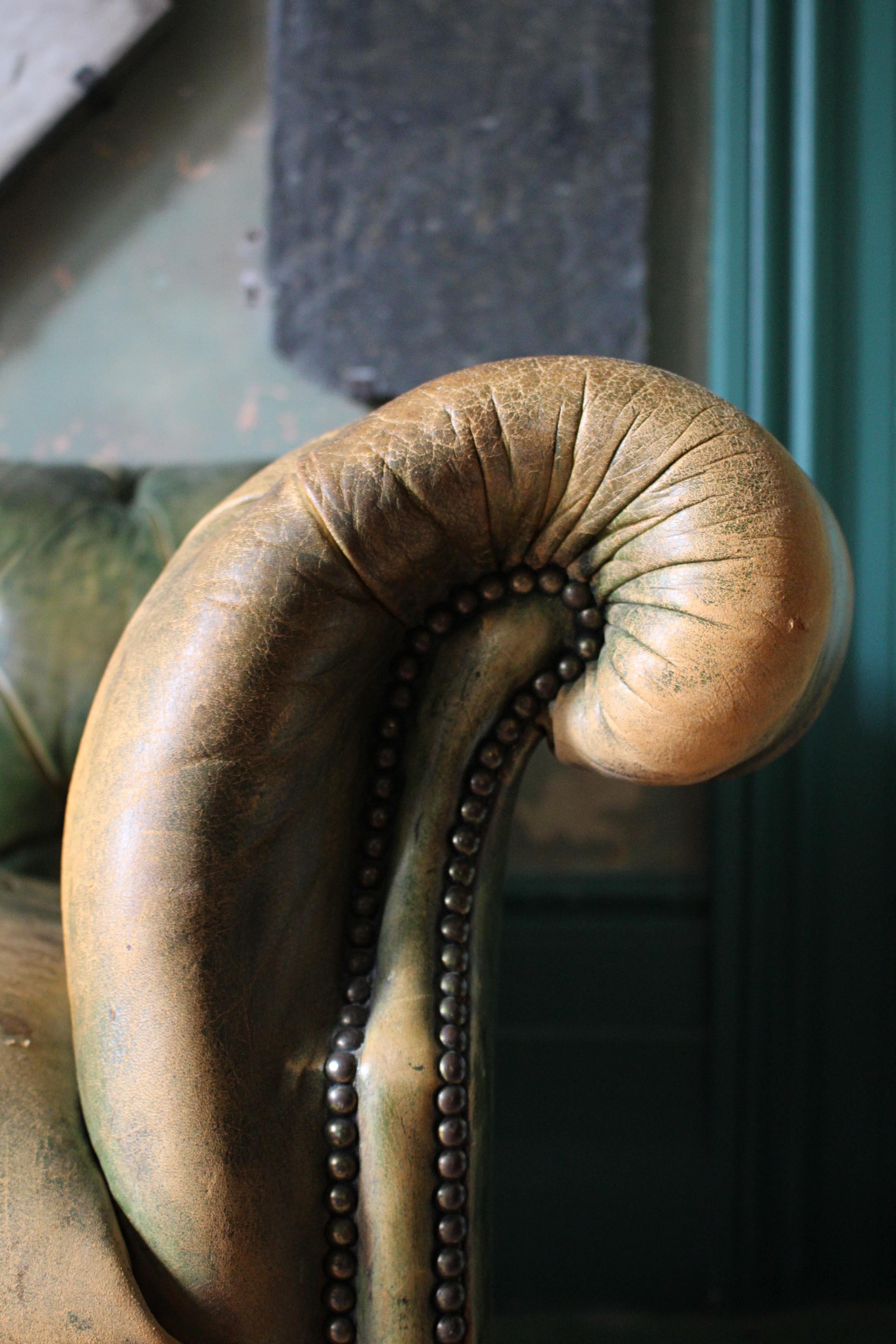 Début du 20ème siècle en cuir vert à boutons profonds anglais  Canapé Chesterfield 5