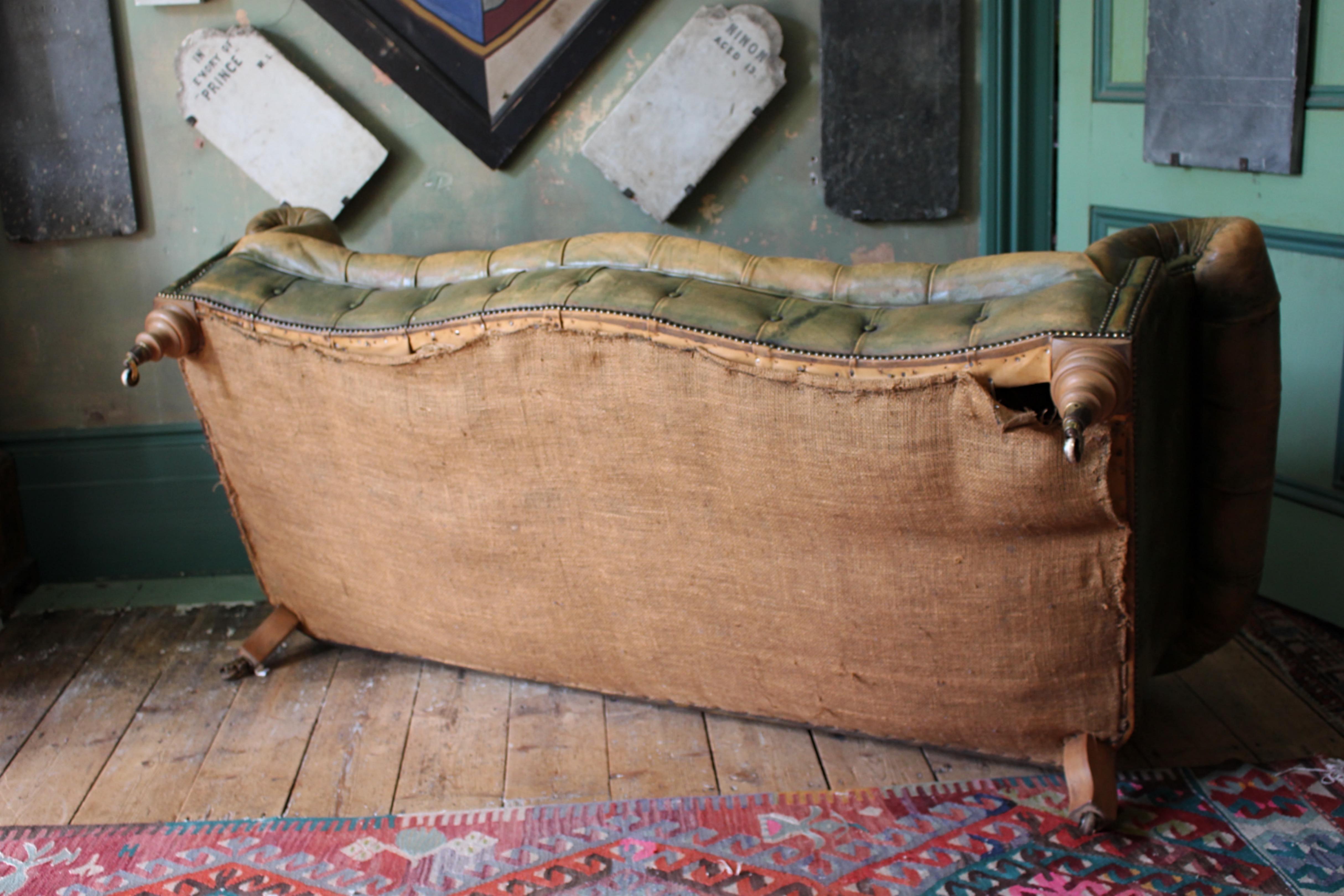 Début du 20ème siècle en cuir vert à boutons profonds anglais  Canapé Chesterfield 8