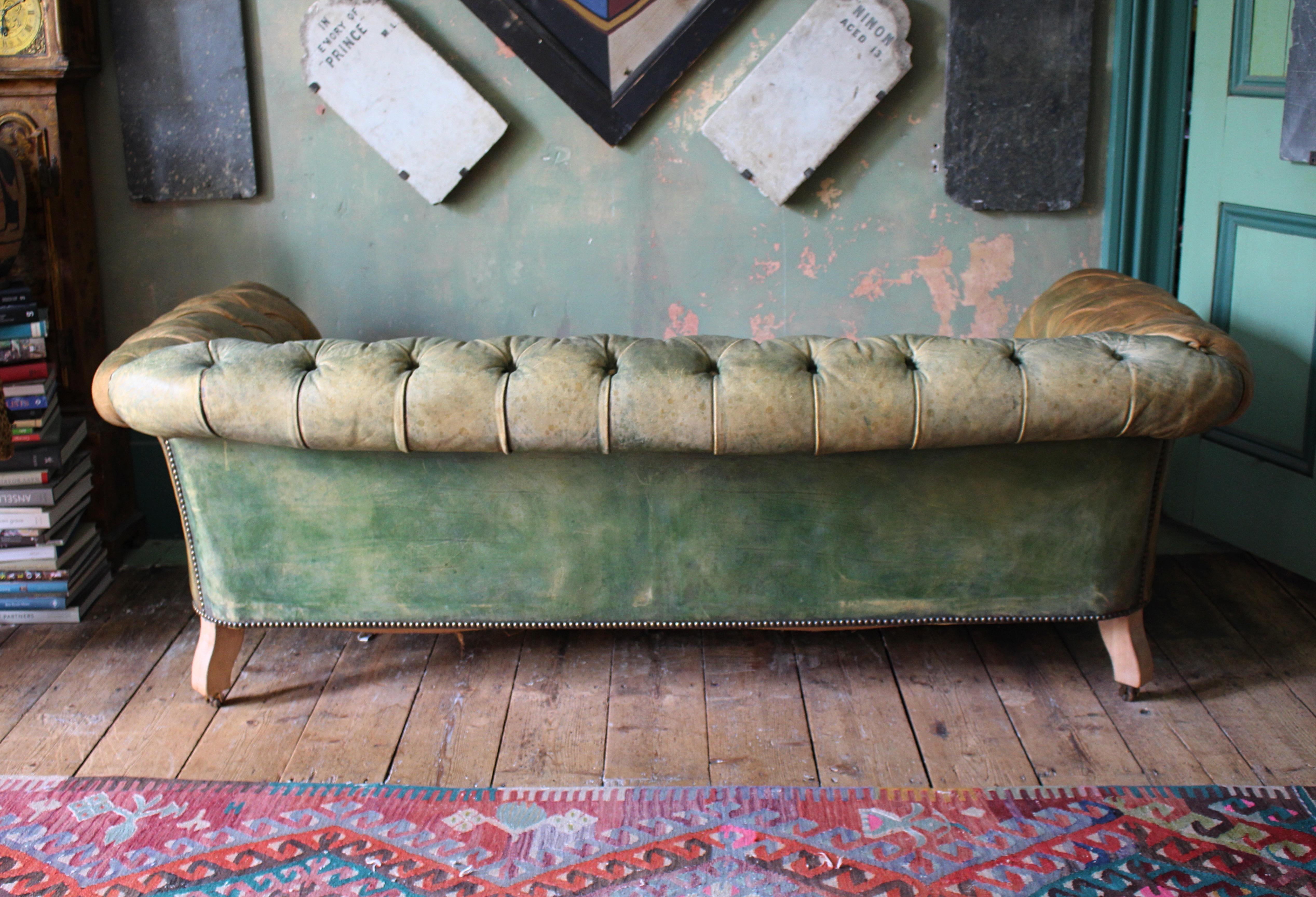 Début du 20ème siècle en cuir vert à boutons profonds anglais  Canapé Chesterfield 10