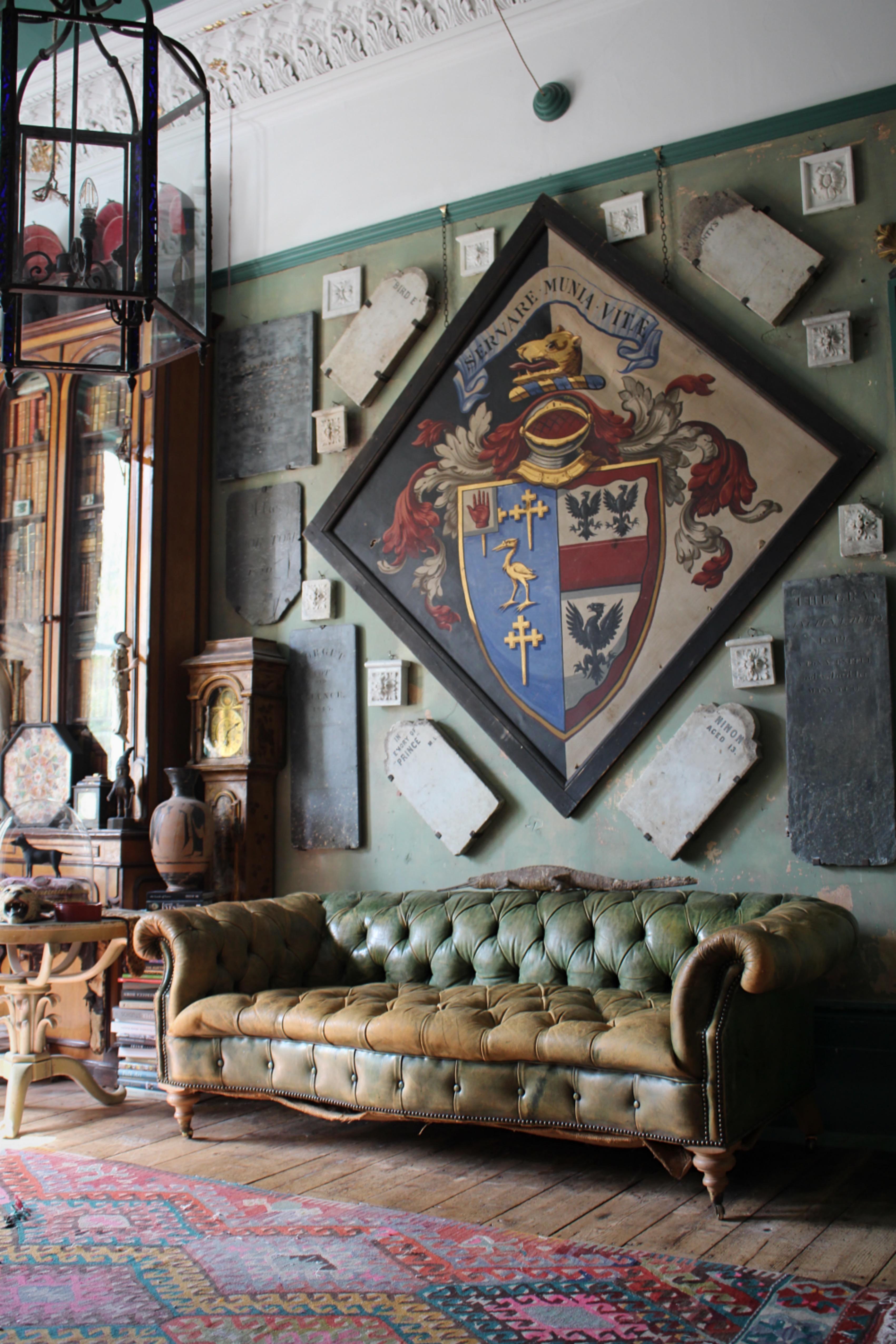Canapé Chesterfield en cuir vert profondément boutonné, à dossier bas et façade serpentine, reposant sur de courts pieds tournés avec des roulettes en laiton.

Le cuir en parfait état de maison de campagne usée, la sellerie est en particulièrement