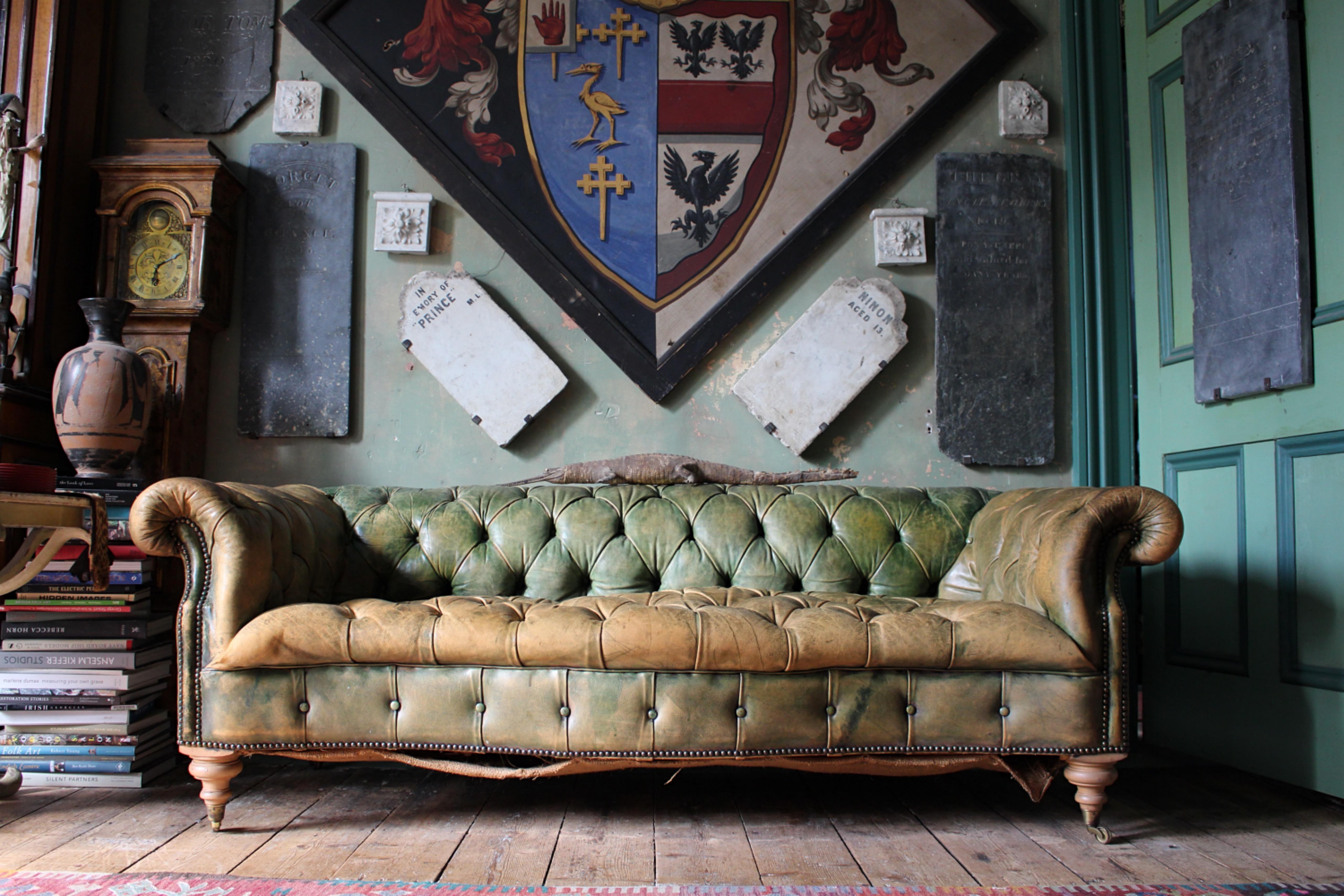 Anglais Début du 20ème siècle en cuir vert à boutons profonds anglais  Canapé Chesterfield