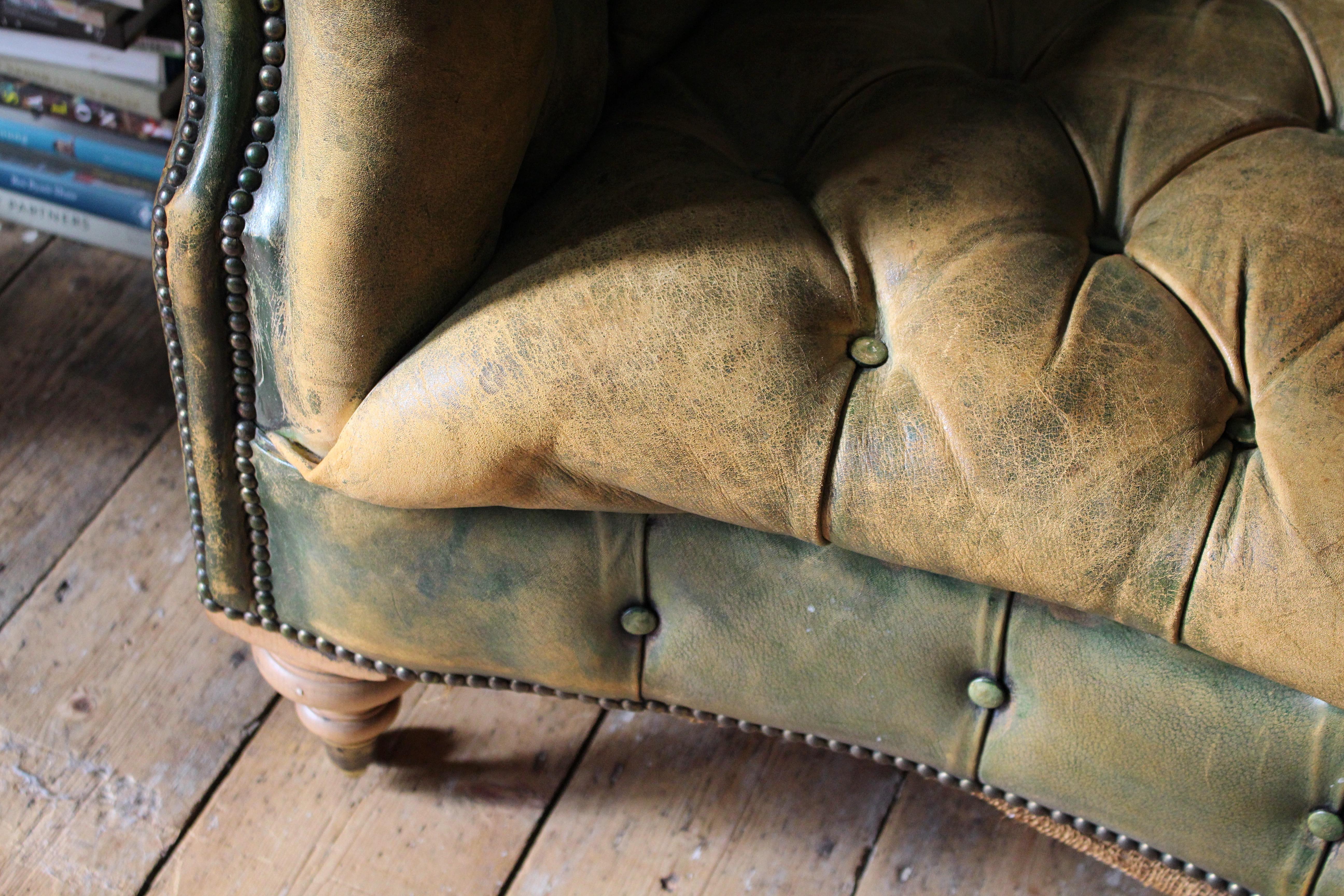 Début du 20ème siècle en cuir vert à boutons profonds anglais  Canapé Chesterfield Bon état à Lowestoft, GB
