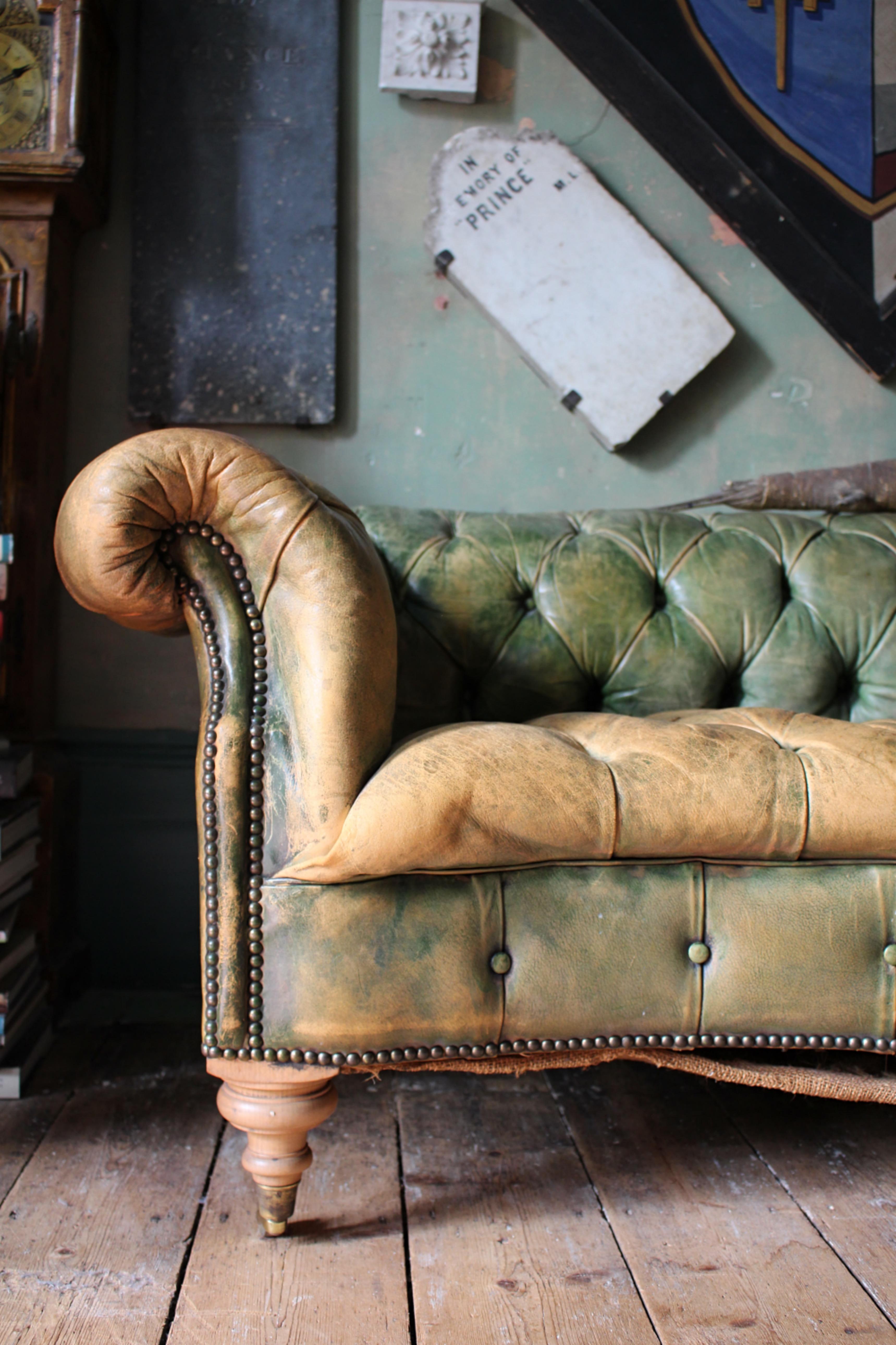 20ième siècle Début du 20ème siècle en cuir vert à boutons profonds anglais  Canapé Chesterfield