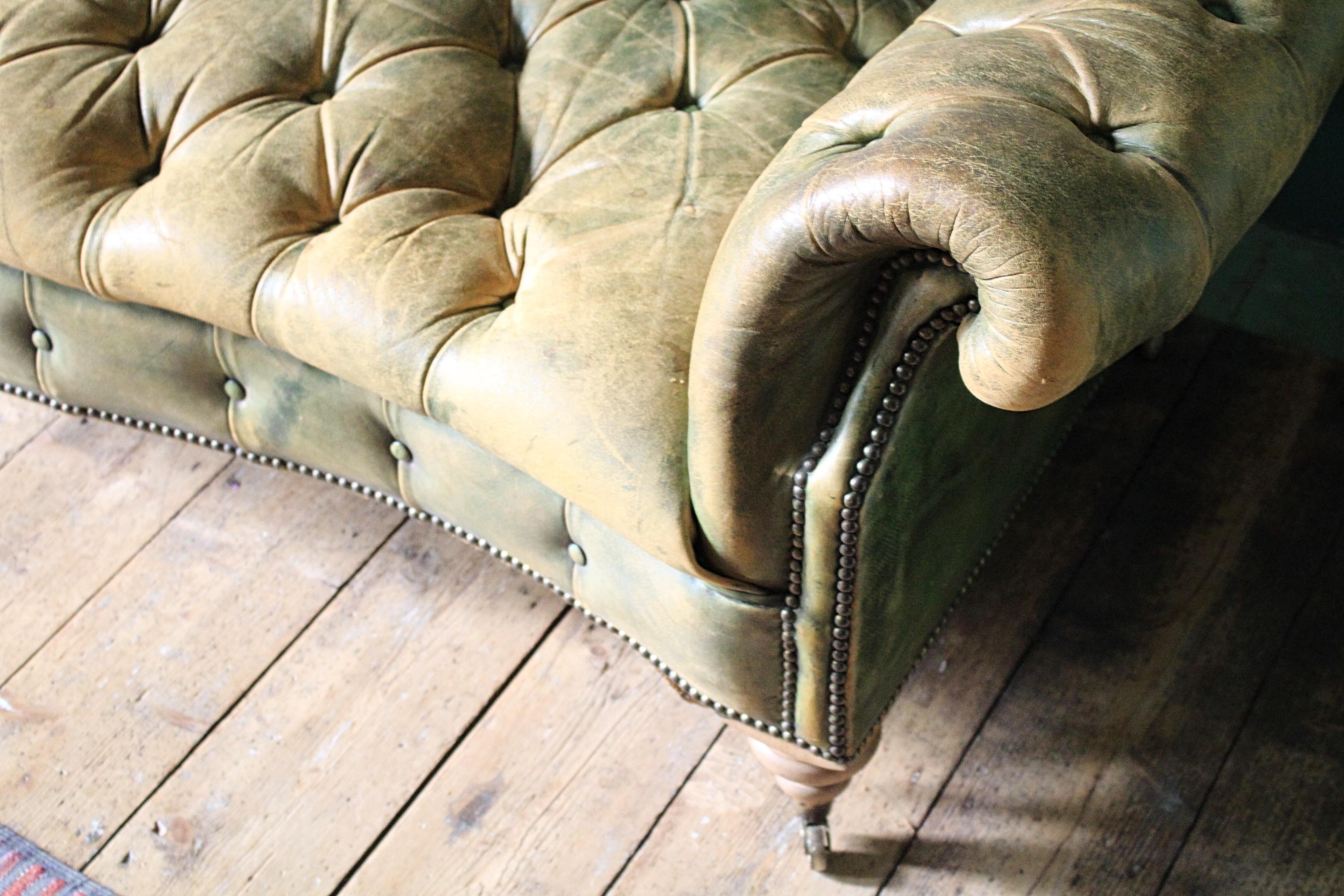 Cuir Début du 20ème siècle en cuir vert à boutons profonds anglais  Canapé Chesterfield