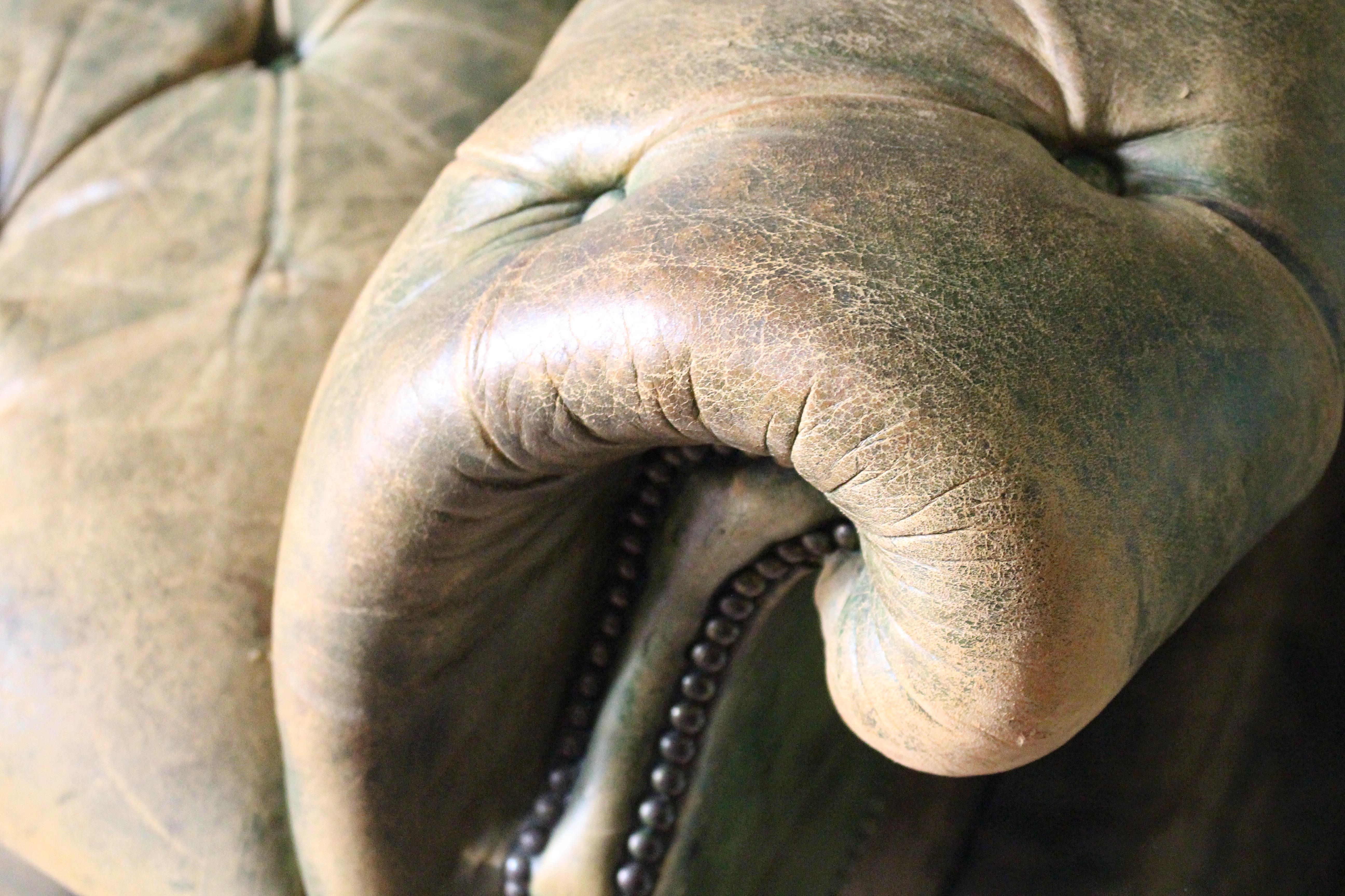 Début du 20ème siècle en cuir vert à boutons profonds anglais  Canapé Chesterfield 1