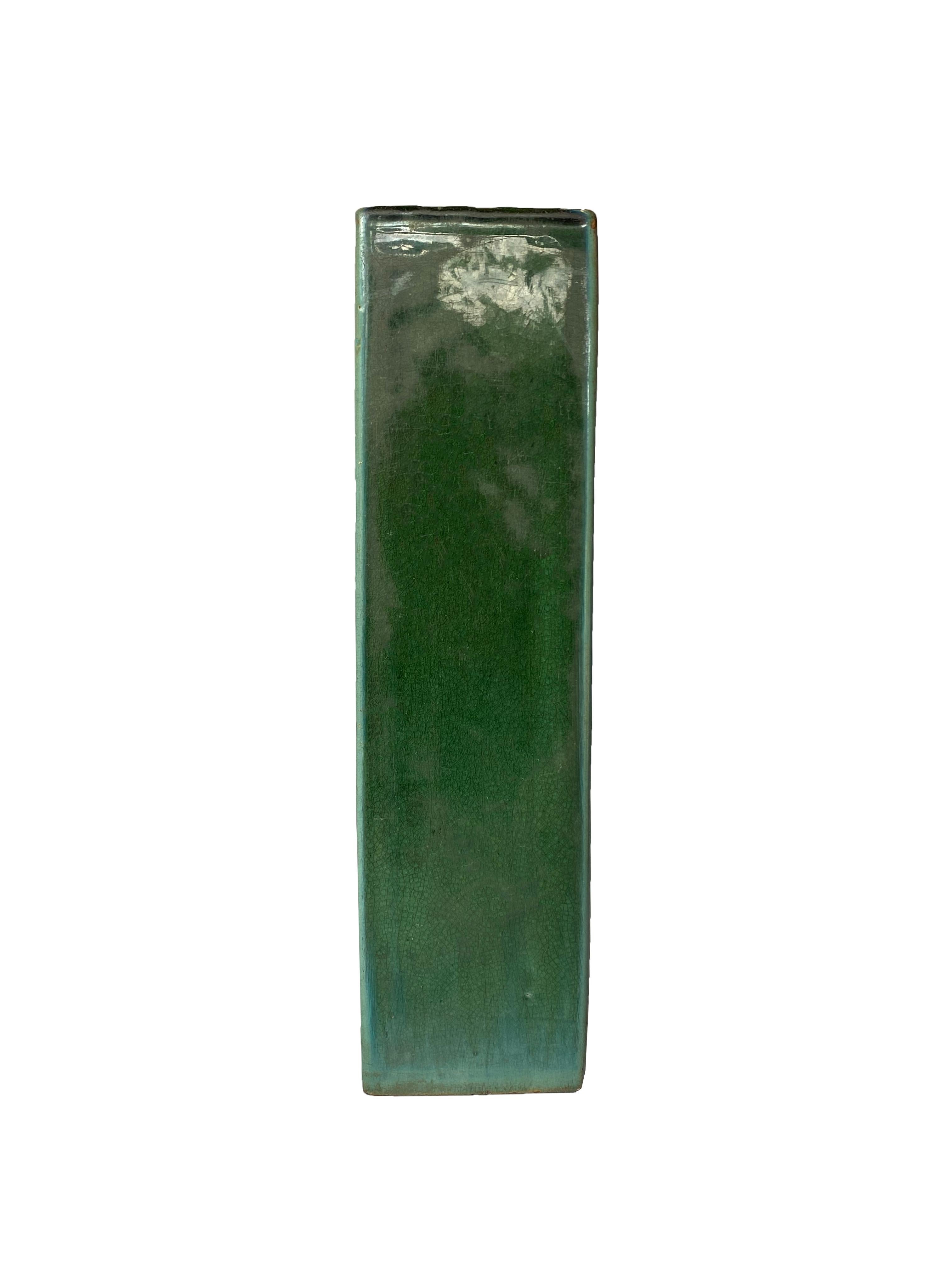 Ce coussin en faïence de Shiwan présente une glaçure verte avec des nuances de bleu. Les oreillers de cette forme n'étaient pas seulement utilisés par les fumeurs d'opium, mais le plus souvent dans les fumeries d'opium. La céramique de Shiwan est
