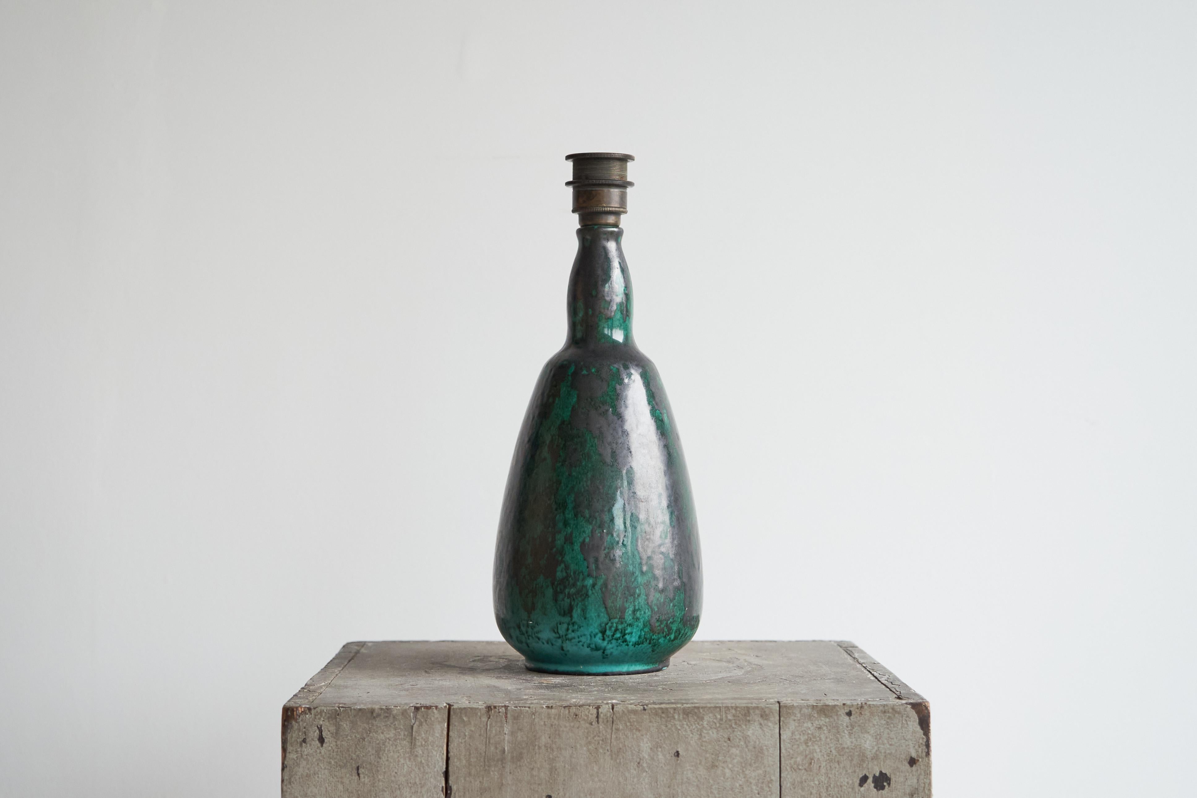 Lampe de table en poterie de studio à glaçure verte du début du 20e siècle 1930

Il s'agit d'une lampe de table émaillée du début du 20e siècle dans des tons nuageux de vert. Vraisemblablement hollandais, années 1930.

Les plus beaux aspects de