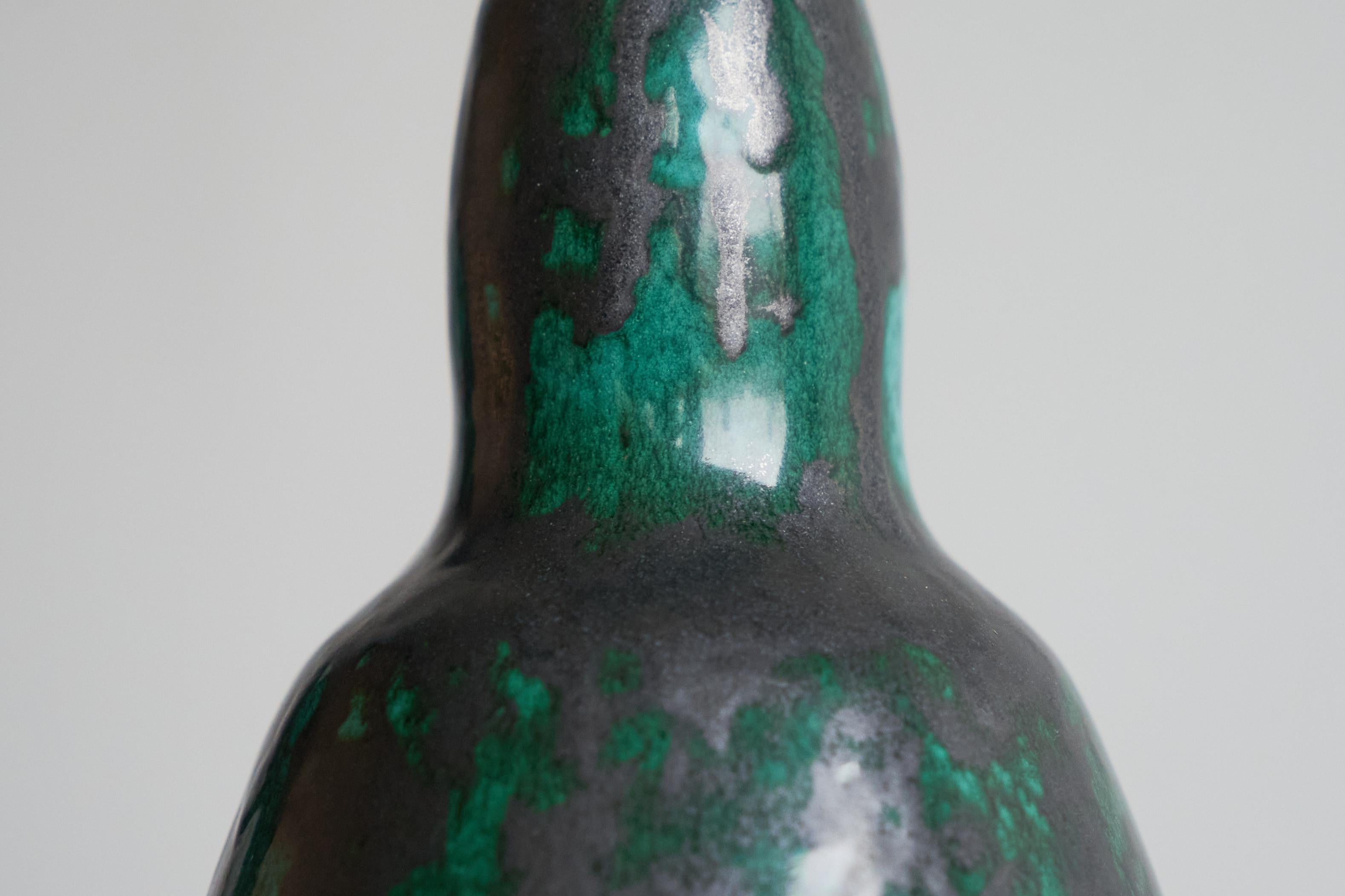 Art déco Lampe de table en poterie de studio à glaçure verte du début du 20e siècle 1930 en vente