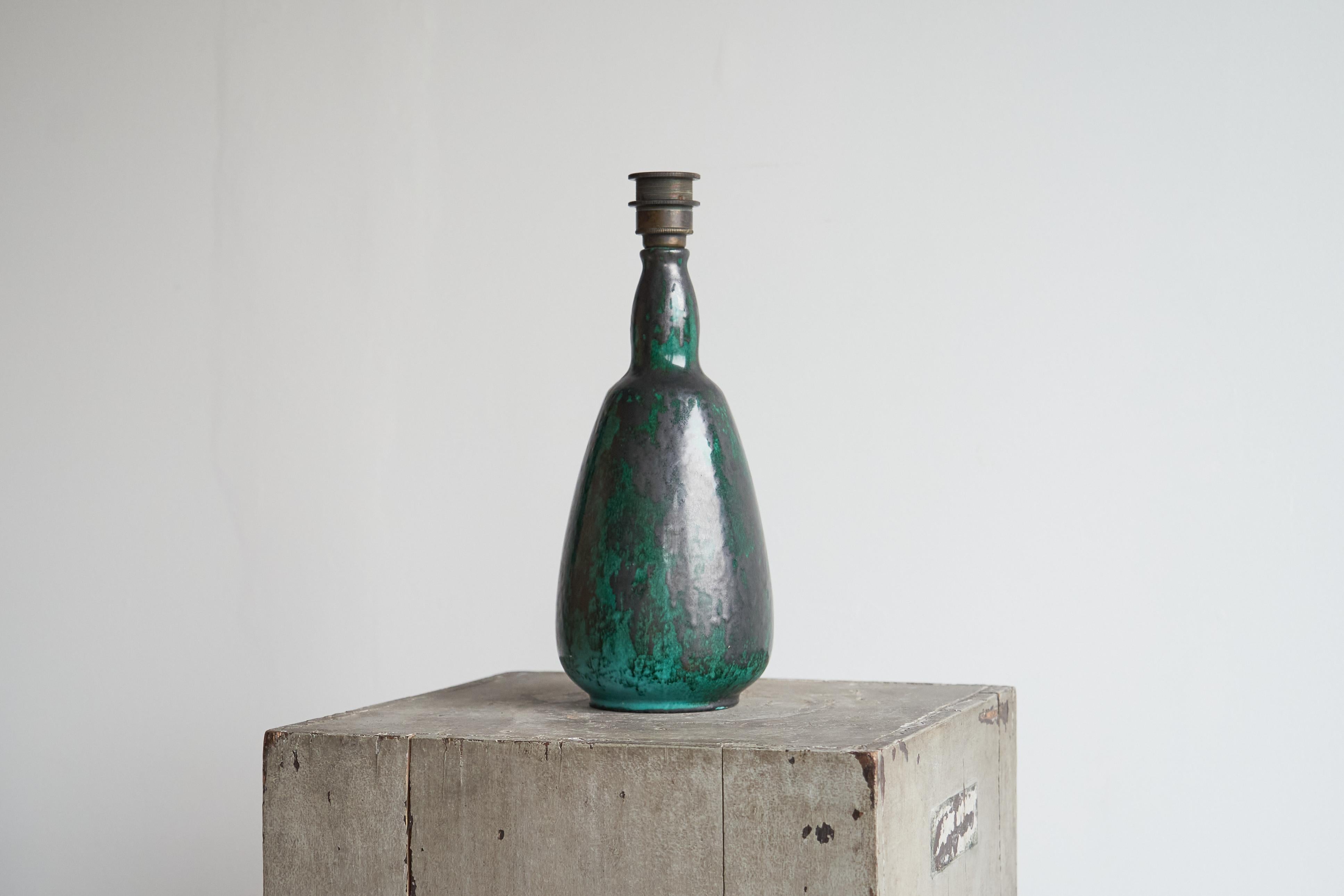 Européen Lampe de table en poterie de studio à glaçure verte du début du 20e siècle 1930 en vente