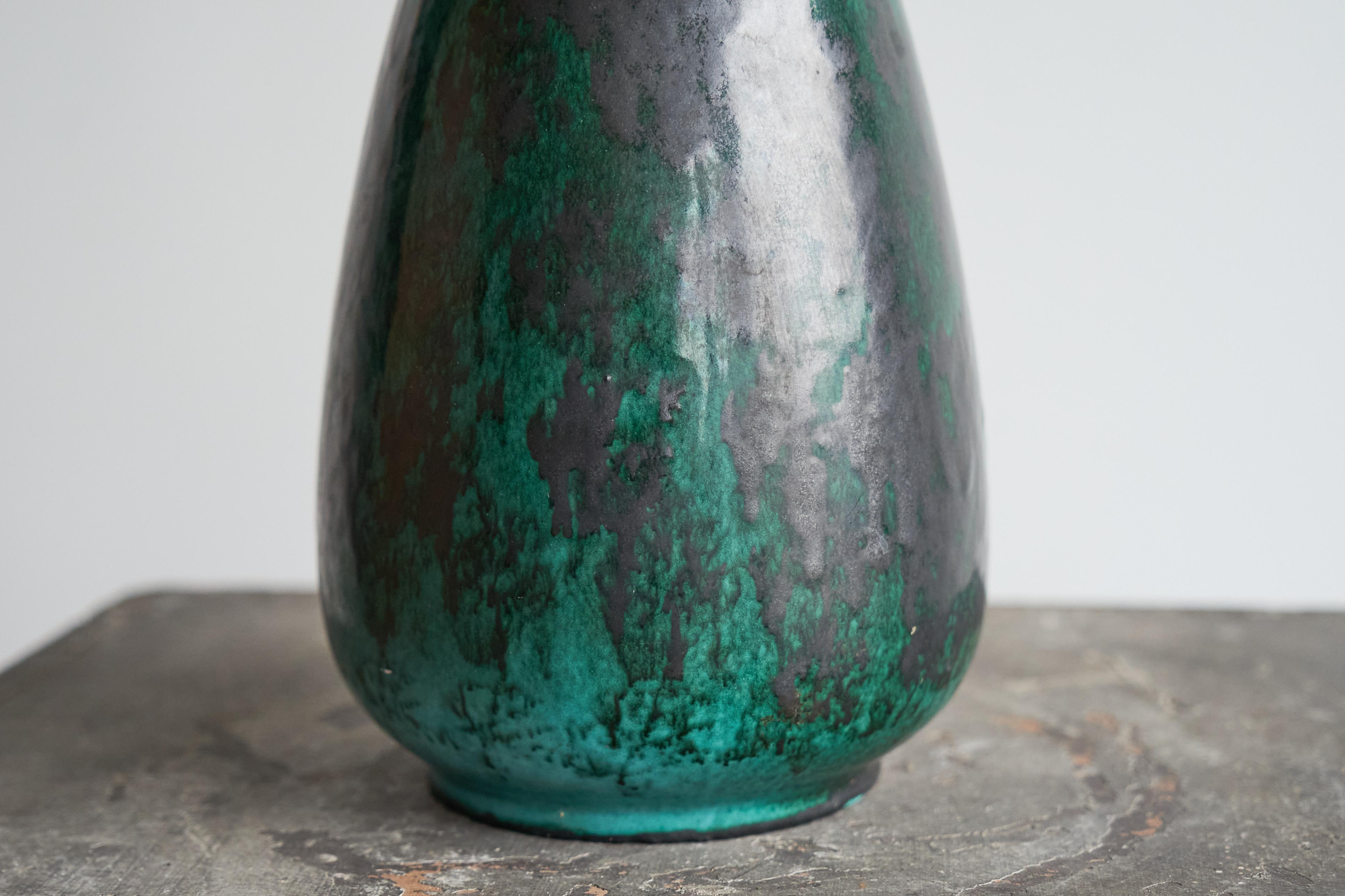 Vernissé Lampe de table en poterie de studio à glaçure verte du début du 20e siècle 1930 en vente