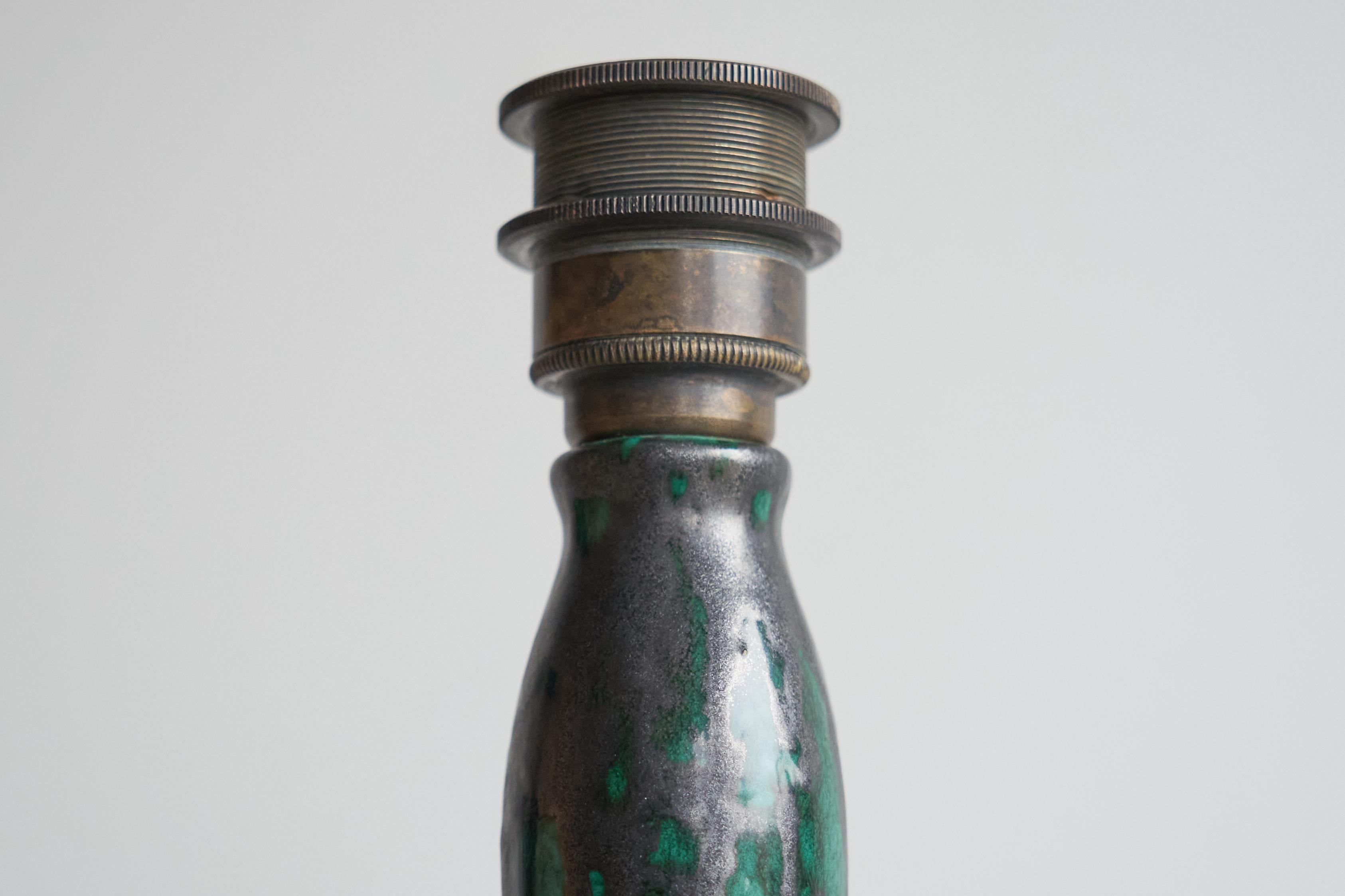 20ième siècle Lampe de table en poterie de studio à glaçure verte du début du 20e siècle 1930 en vente