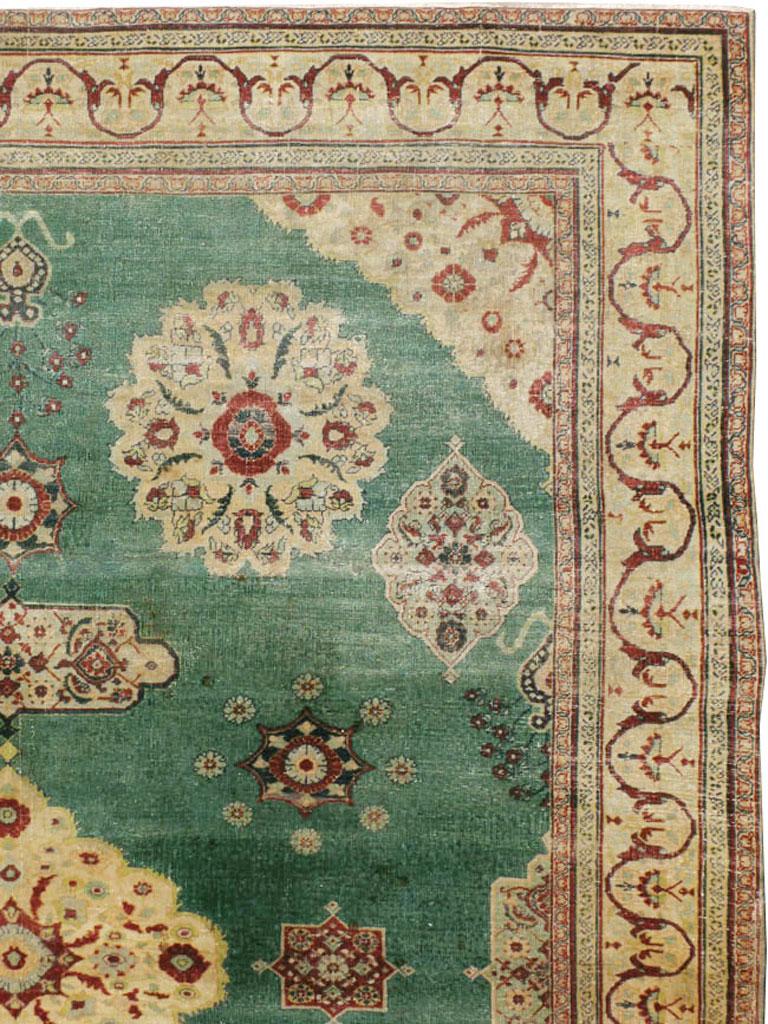Grüner, roter und beiger Teppich im Used-Stil des frühen 20. Jahrhunderts (Viktorianisch) im Angebot