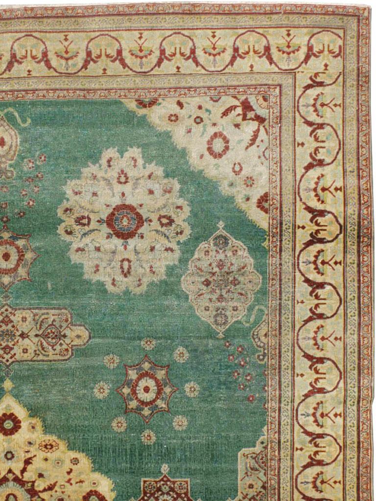 Grüner, roter und beiger Teppich im Used-Stil des frühen 20. Jahrhunderts (Indisch) im Angebot