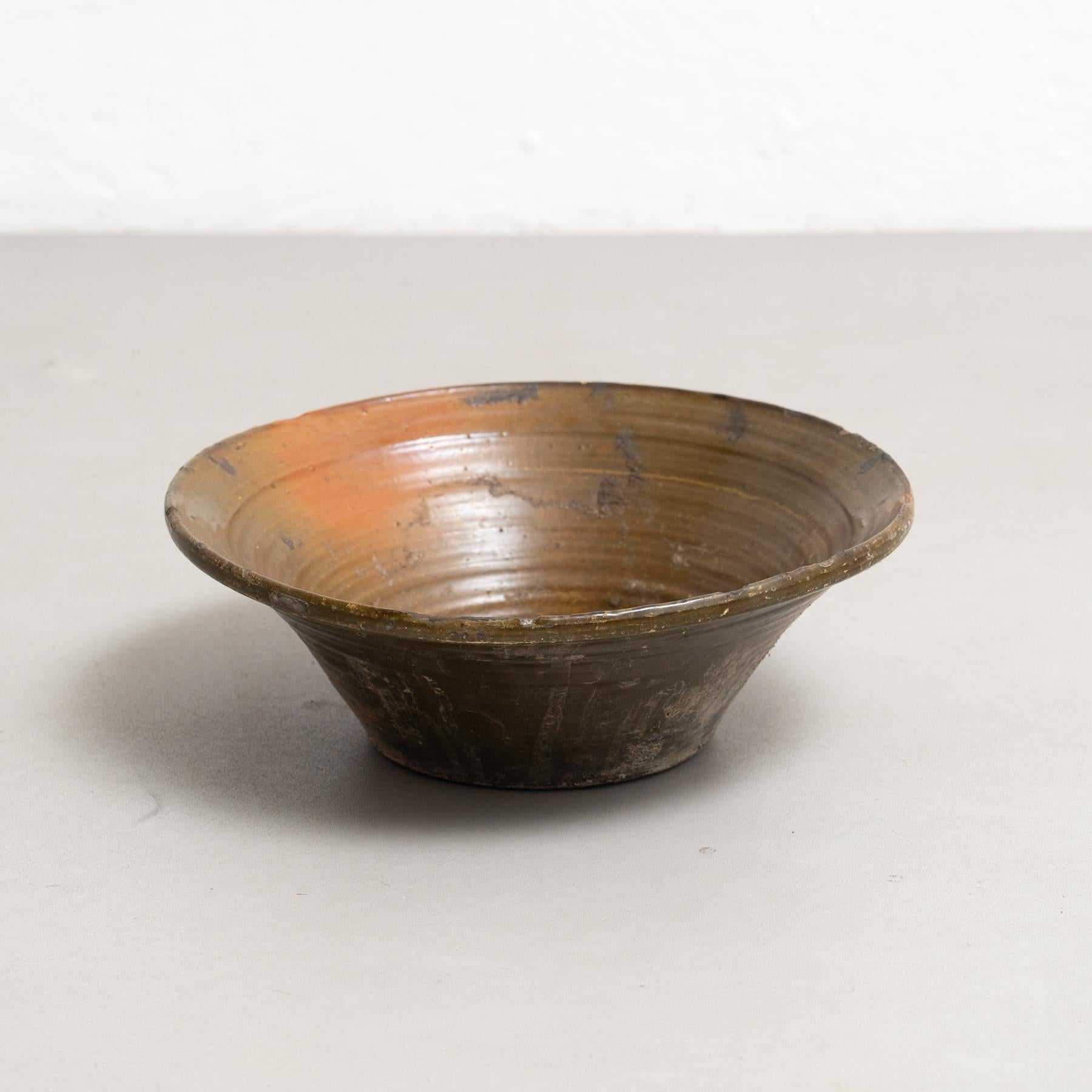 Améliorez votre collection avec ce centre de table en céramique rustique verte du début du 20e siècle, fabriqué par un artisan inconnu en Espagne vers 1940. Cette superbe pièce met en valeur le charme intemporel et le savoir-faire artisanal des