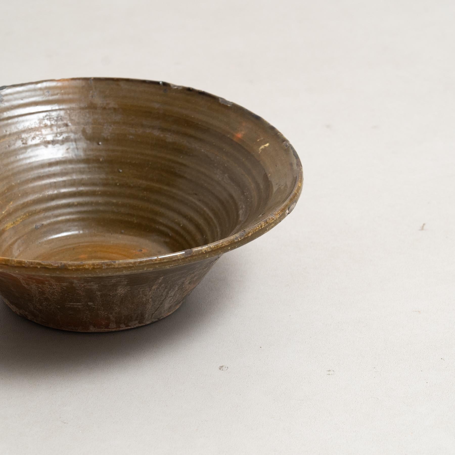 Centre de table en céramique rustique verte faite à la main, début du 20e siècle en vente 1